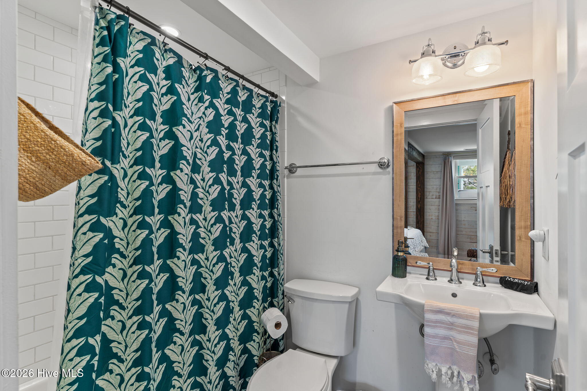 100565968 | Photo 40