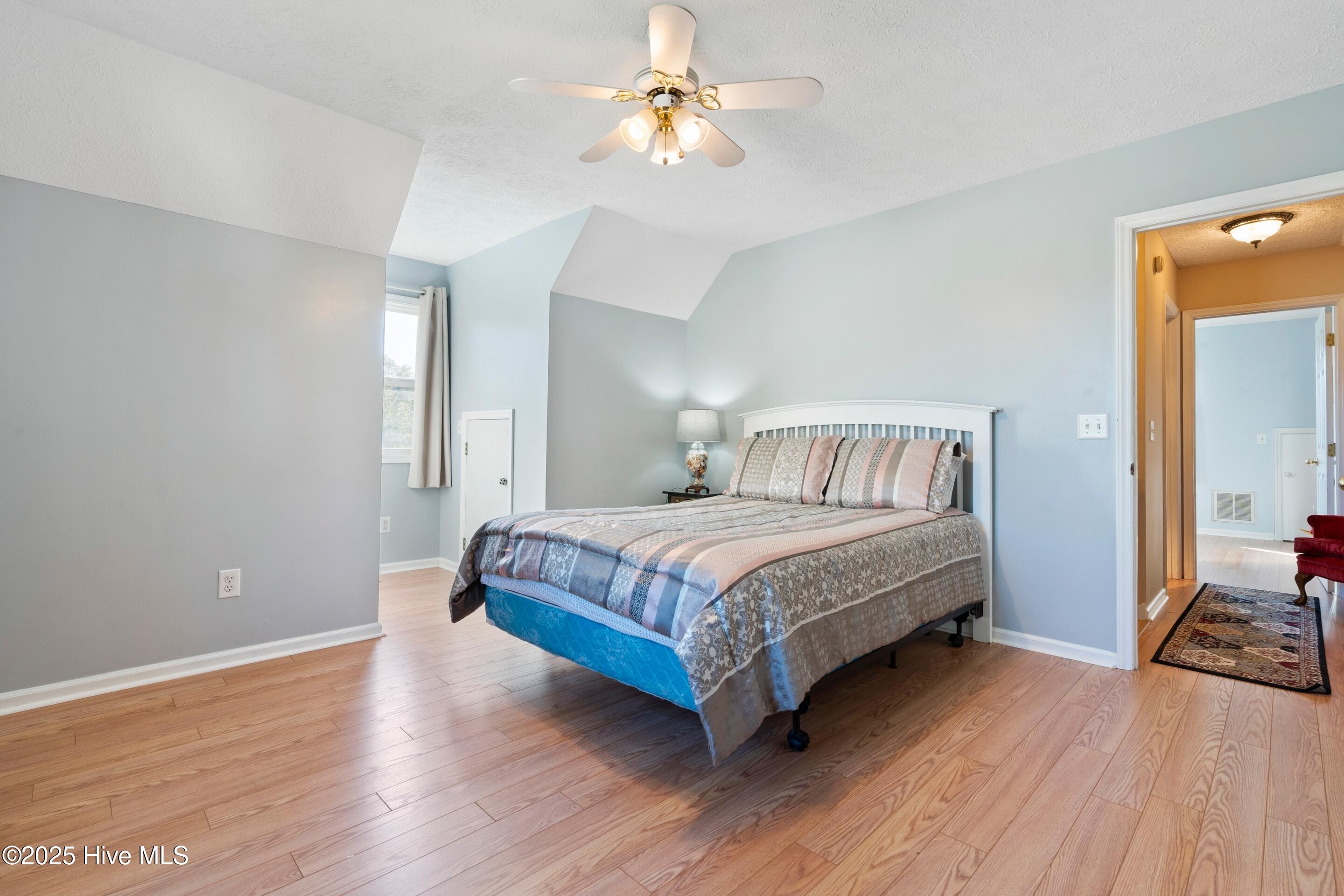 100535792 | Photo 45