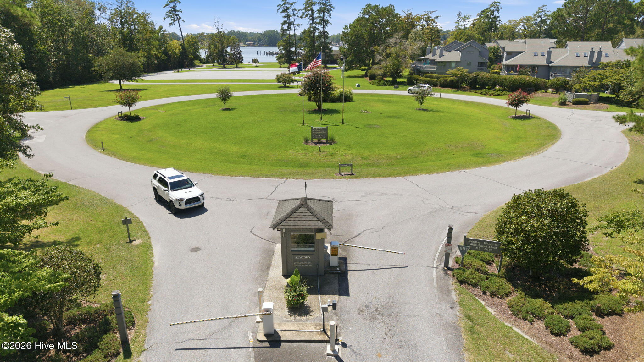 ROUNDABOUT AT GATED ENTRY