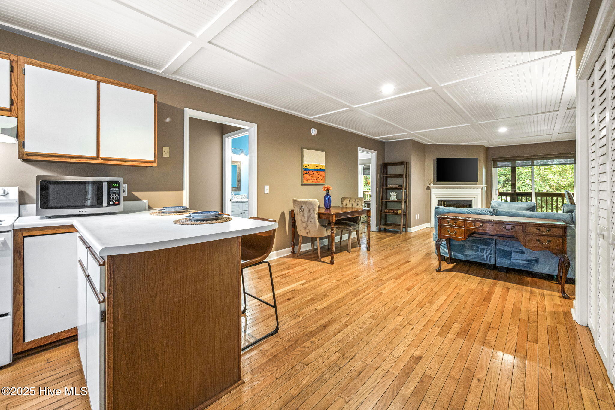 410 Forest Park Road 102, Wilmington, NC 28409 – photo 7: 6-web-or-mls-kitchen LR