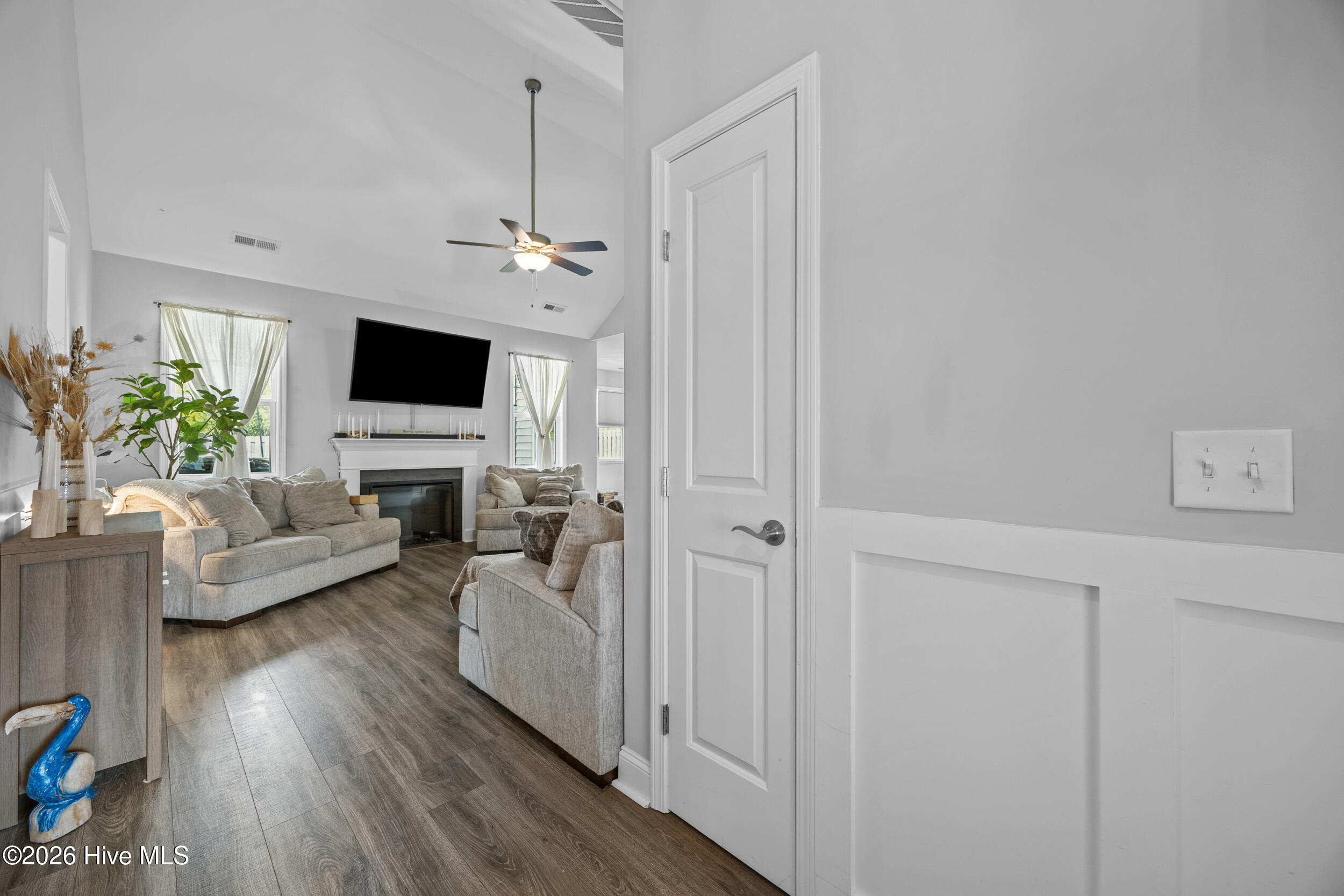 100565874 | Photo 19