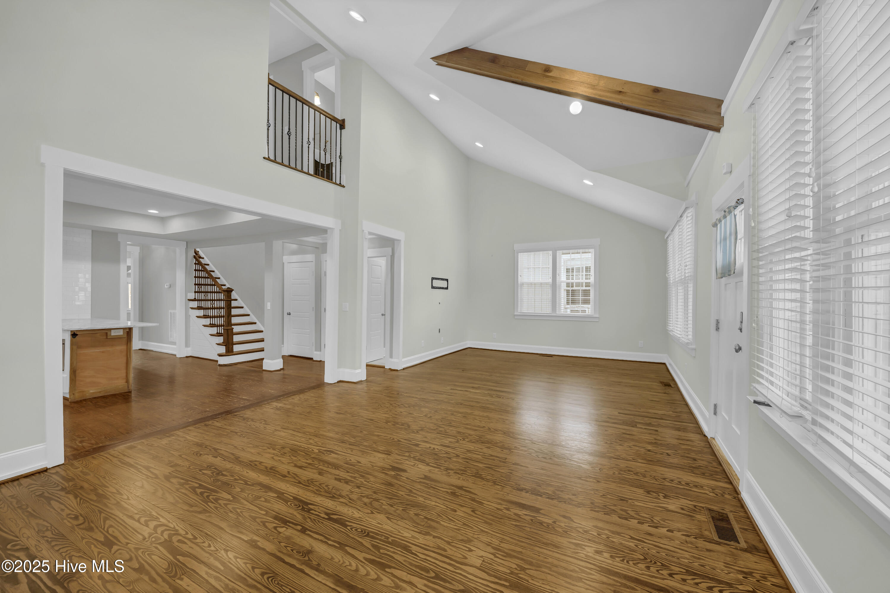 100543572 | Photo 15