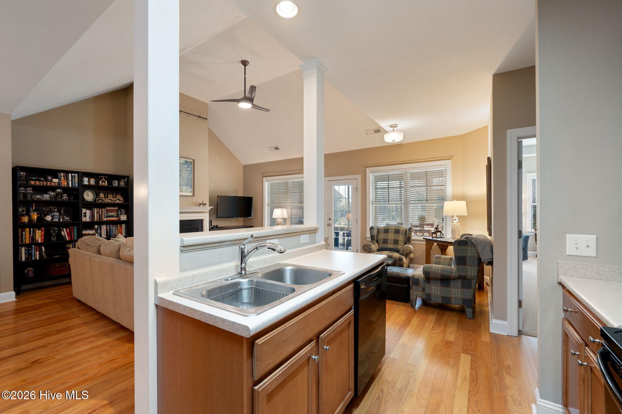 100547575 | Photo 15