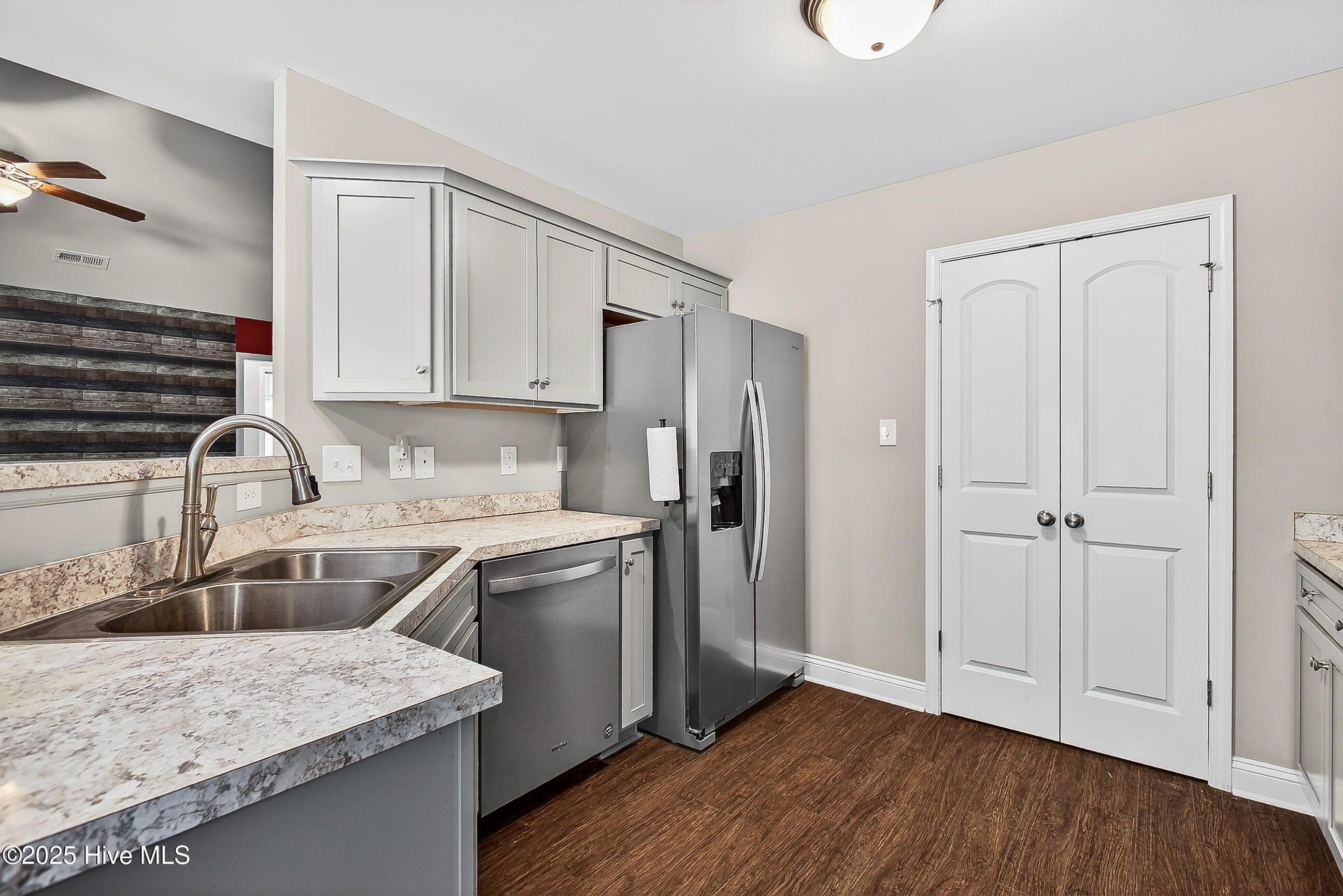 100545699 | Photo 24