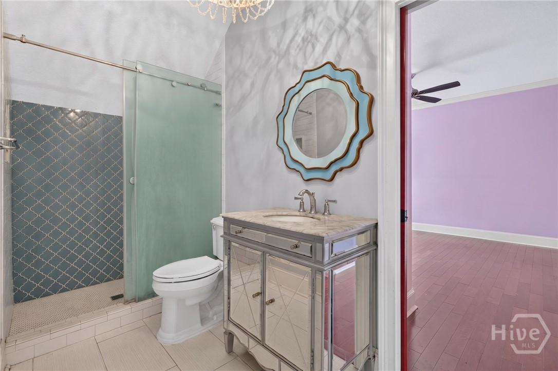 Full bath on 2nd floor shared by 2 bedrooms