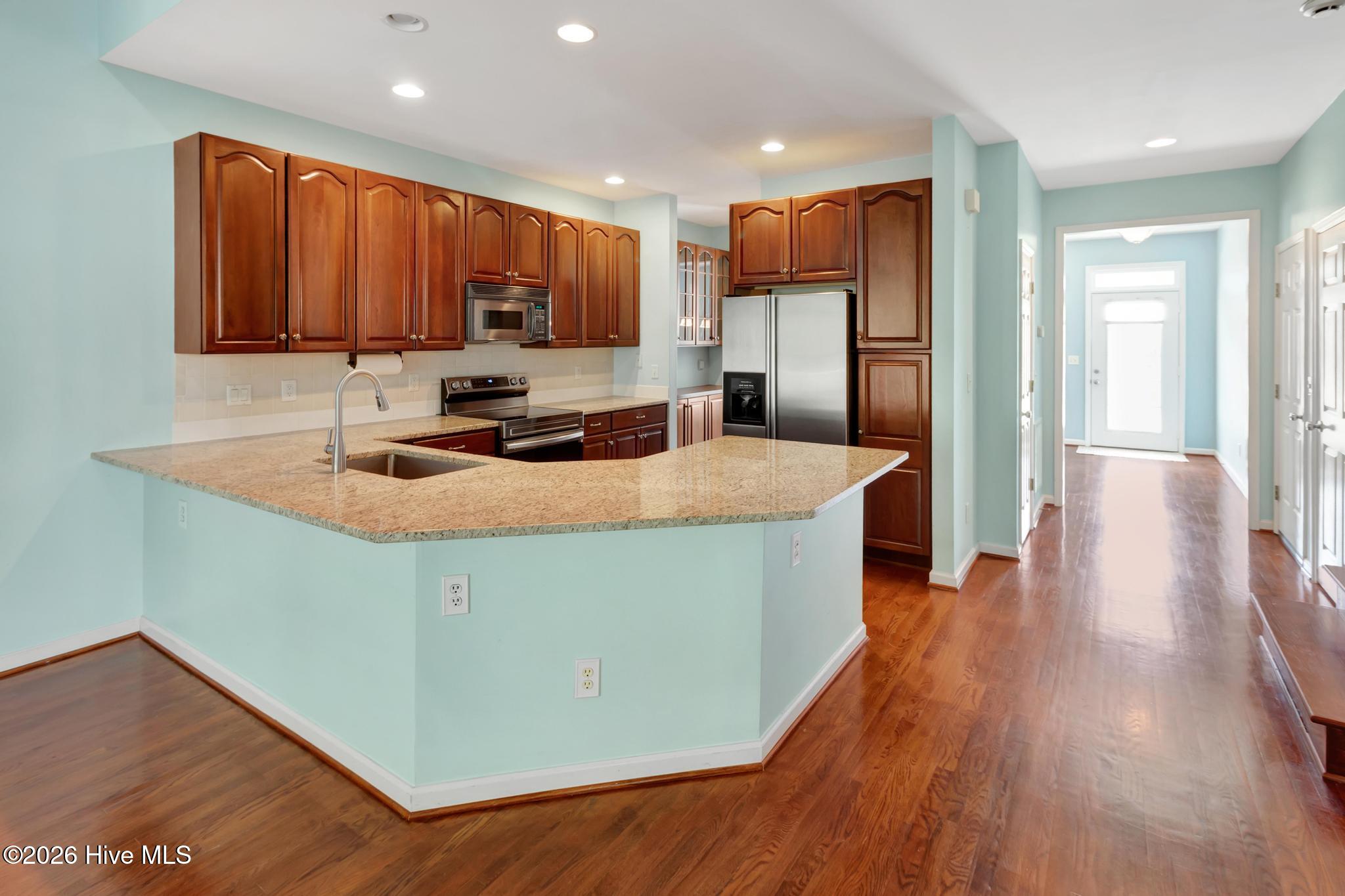 100569347 | Photo 12