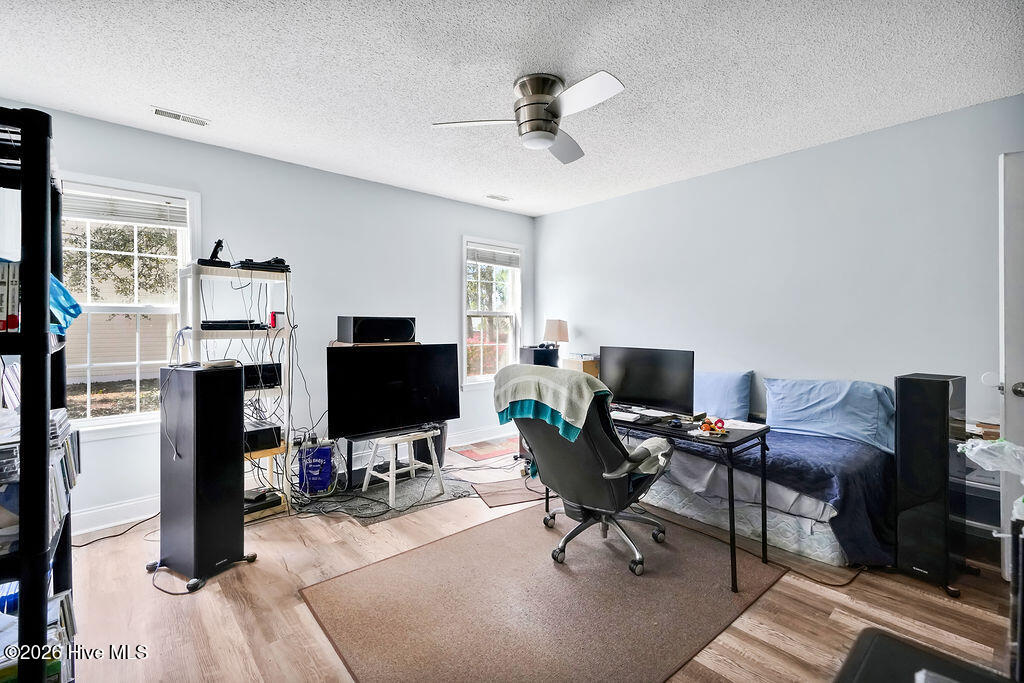 100560710 | Photo 28