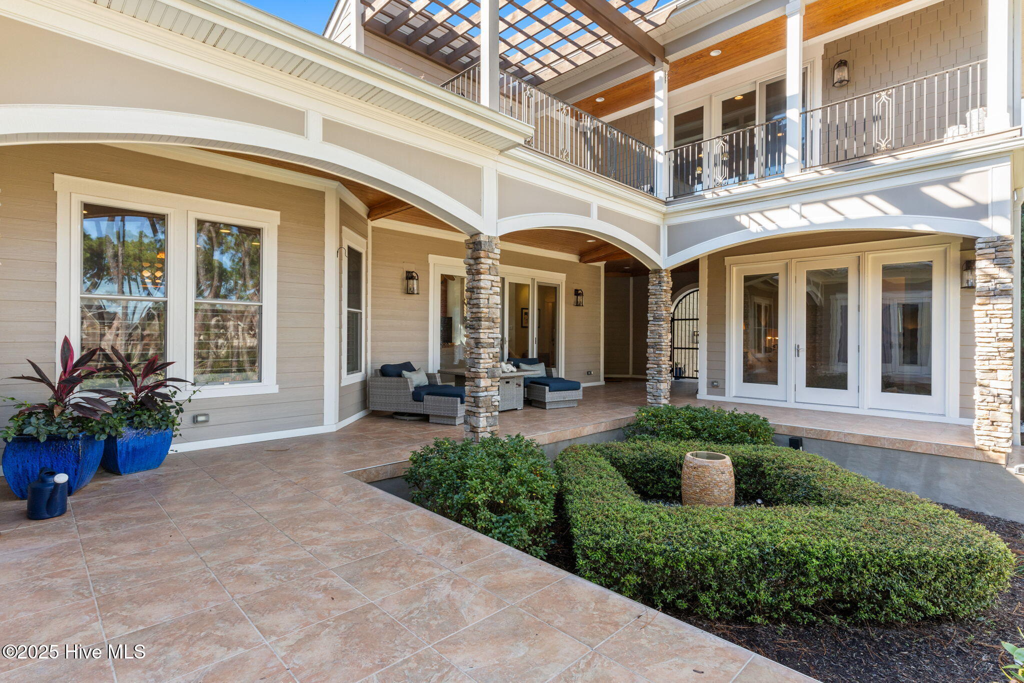 100540302 | Photo 14