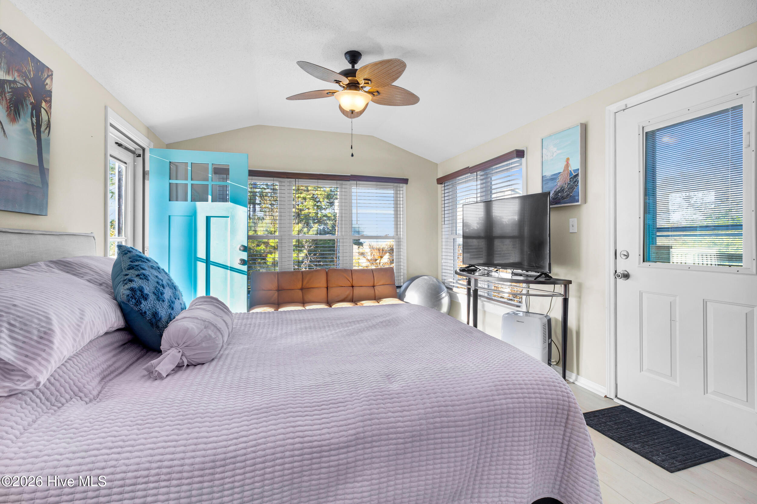 100560097 | Photo 19