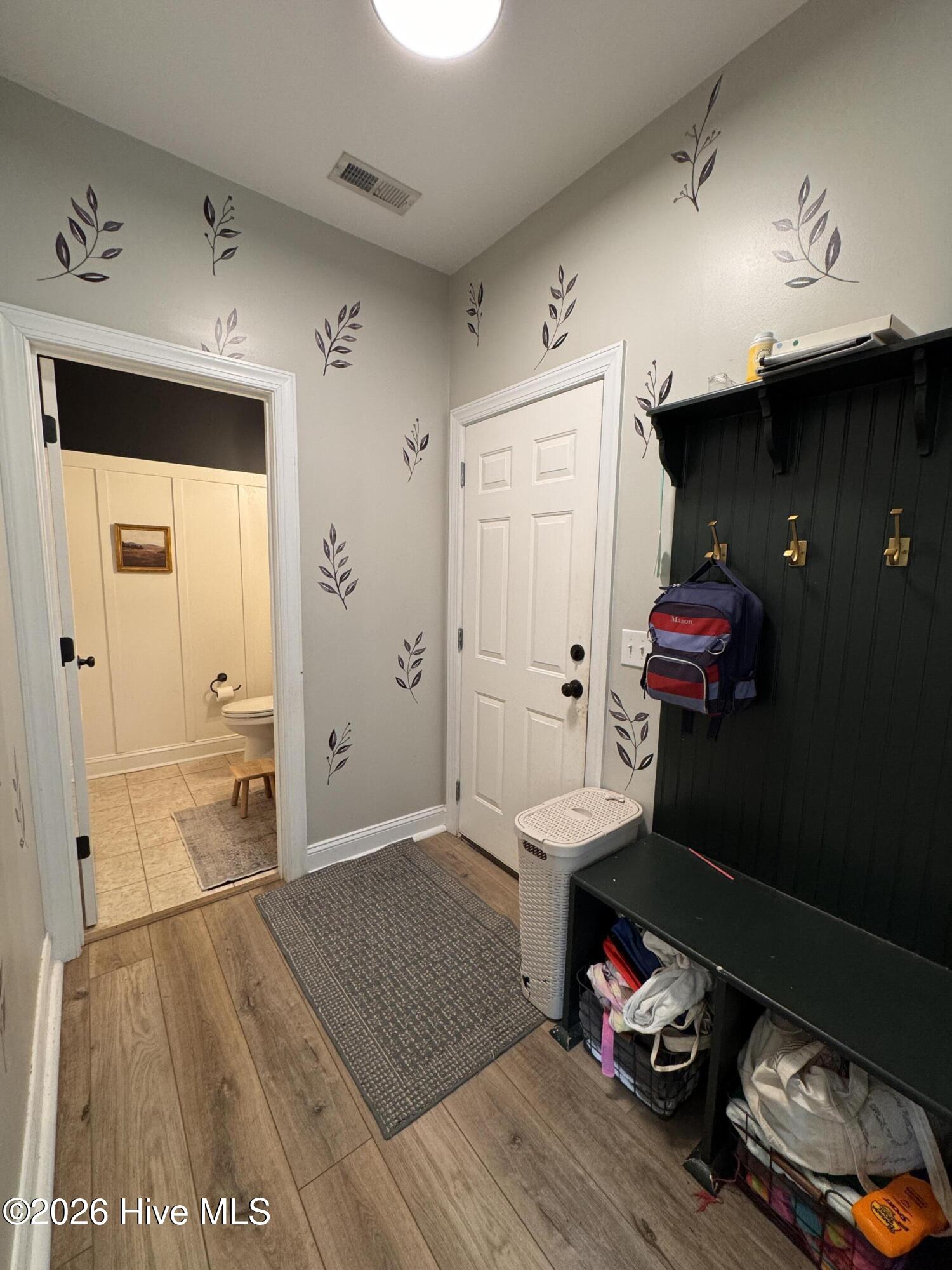 100570096 | Photo 24