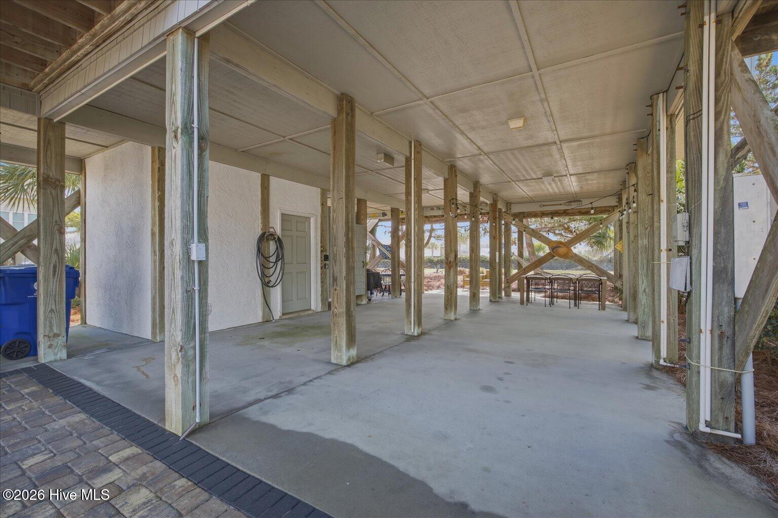 100558776 | Photo 51