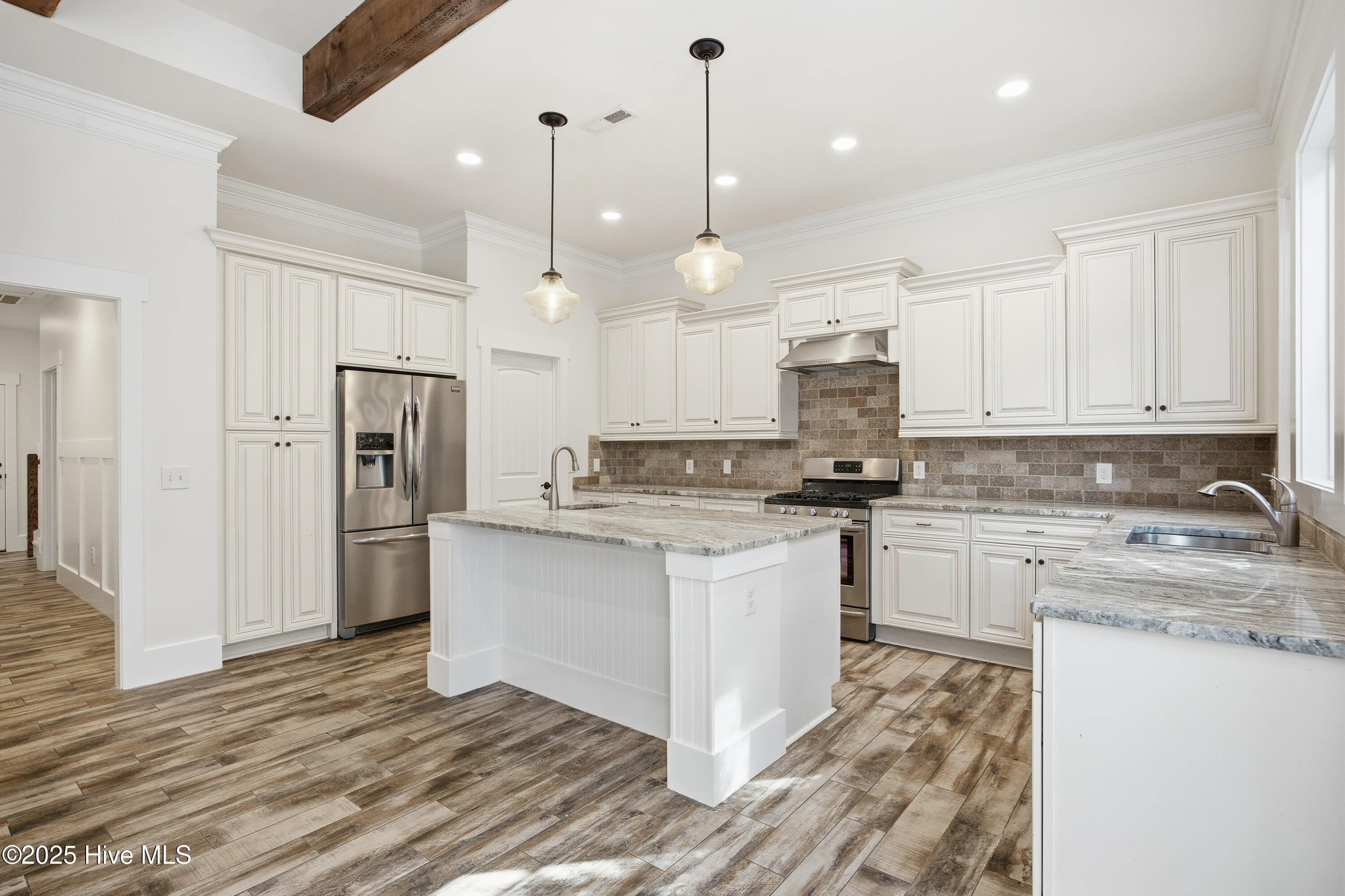 100541588 | Photo 23