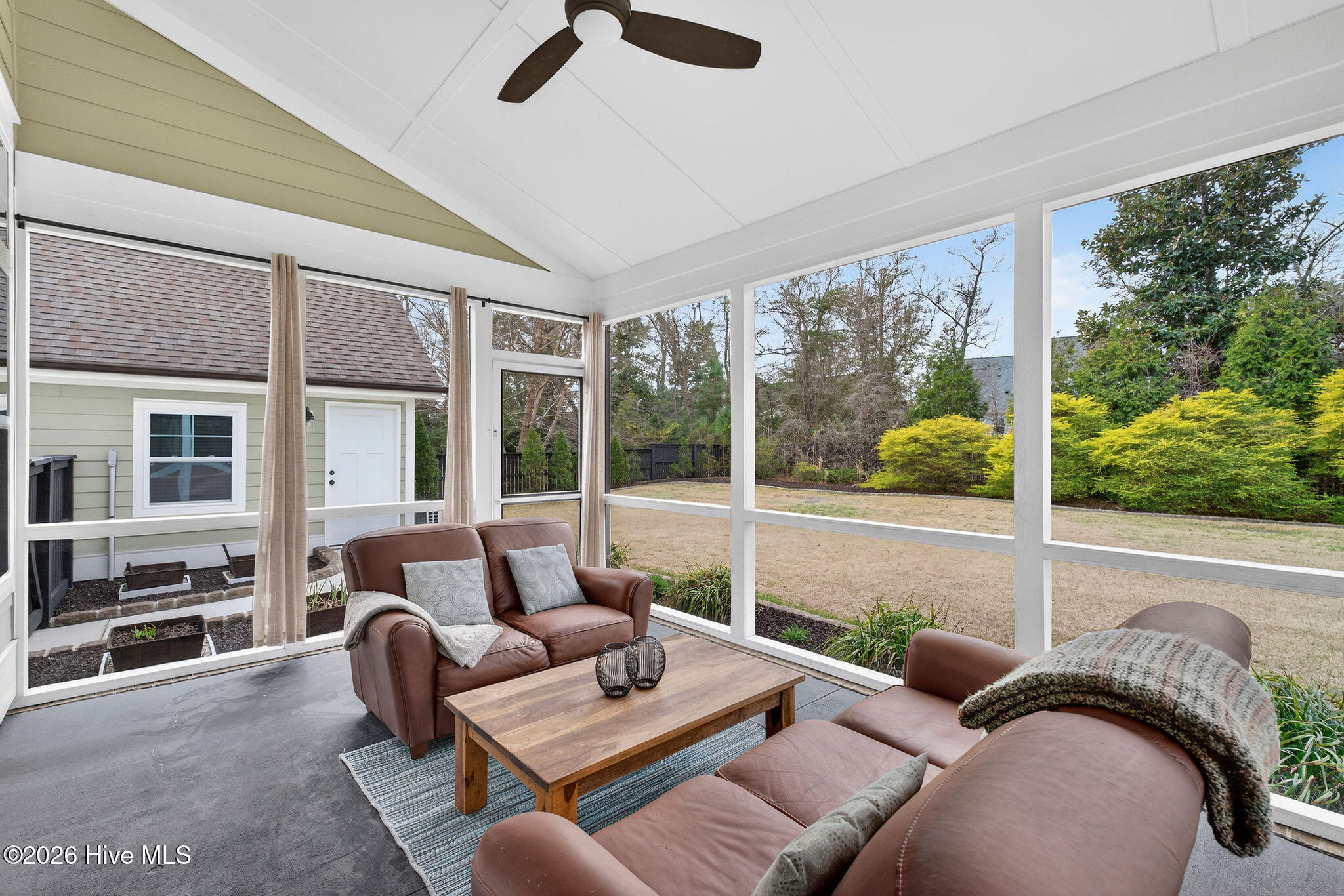 100561102 | Photo 25