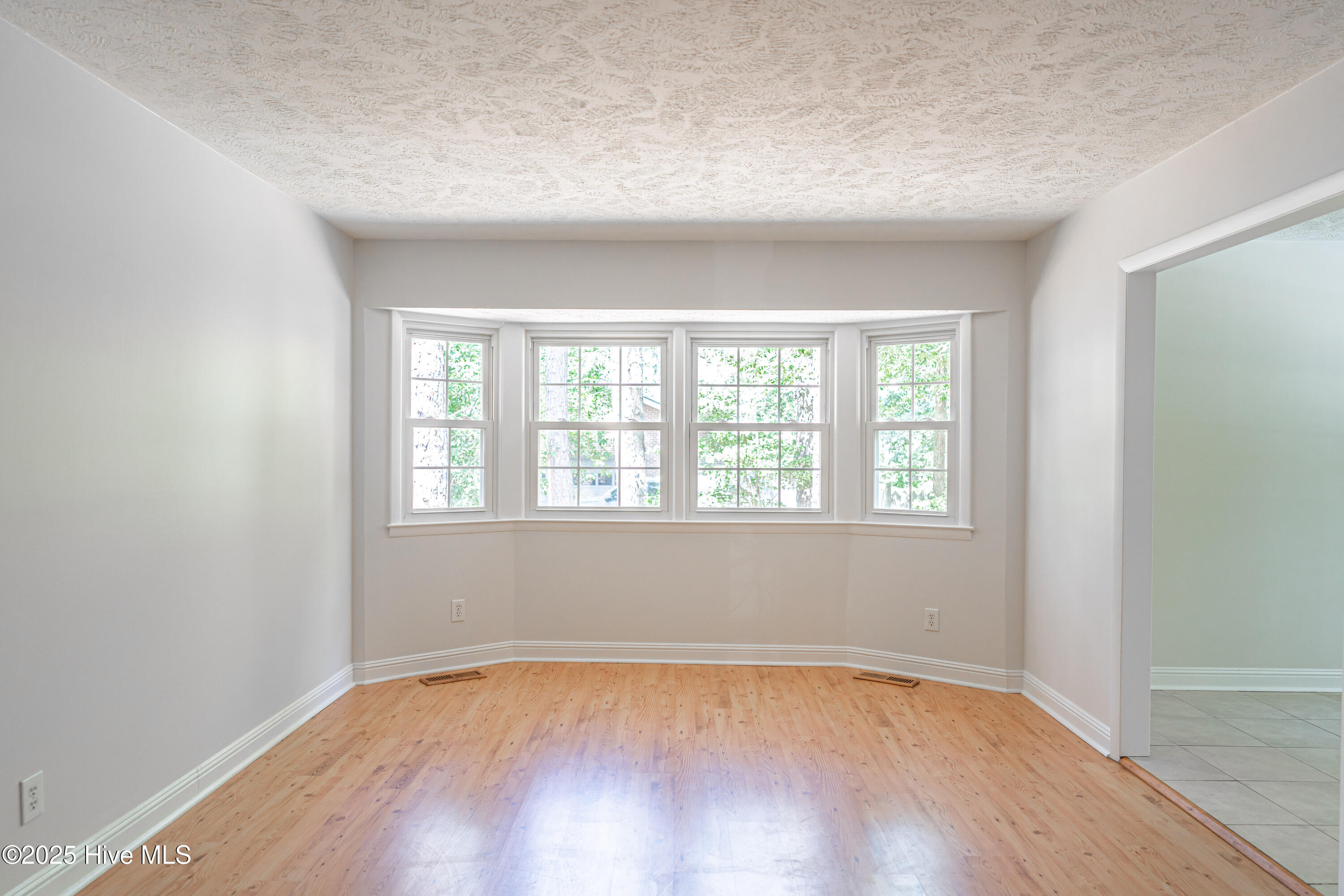 Front bay window centered