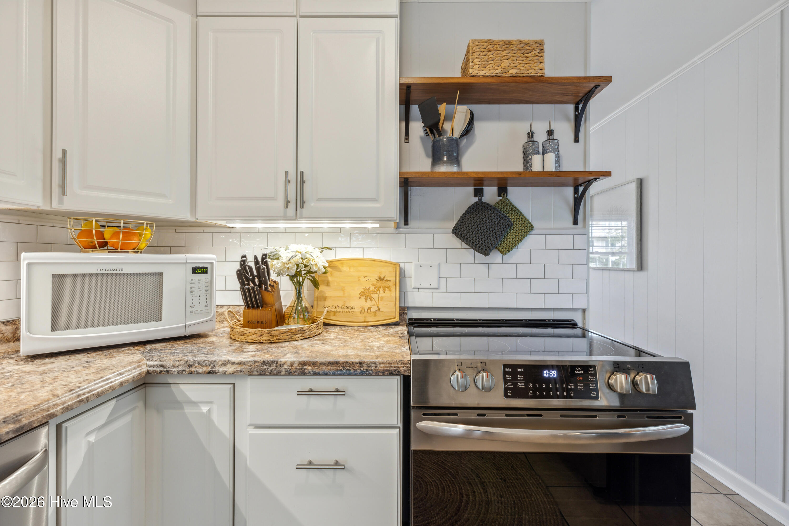 100569125 | Photo 16