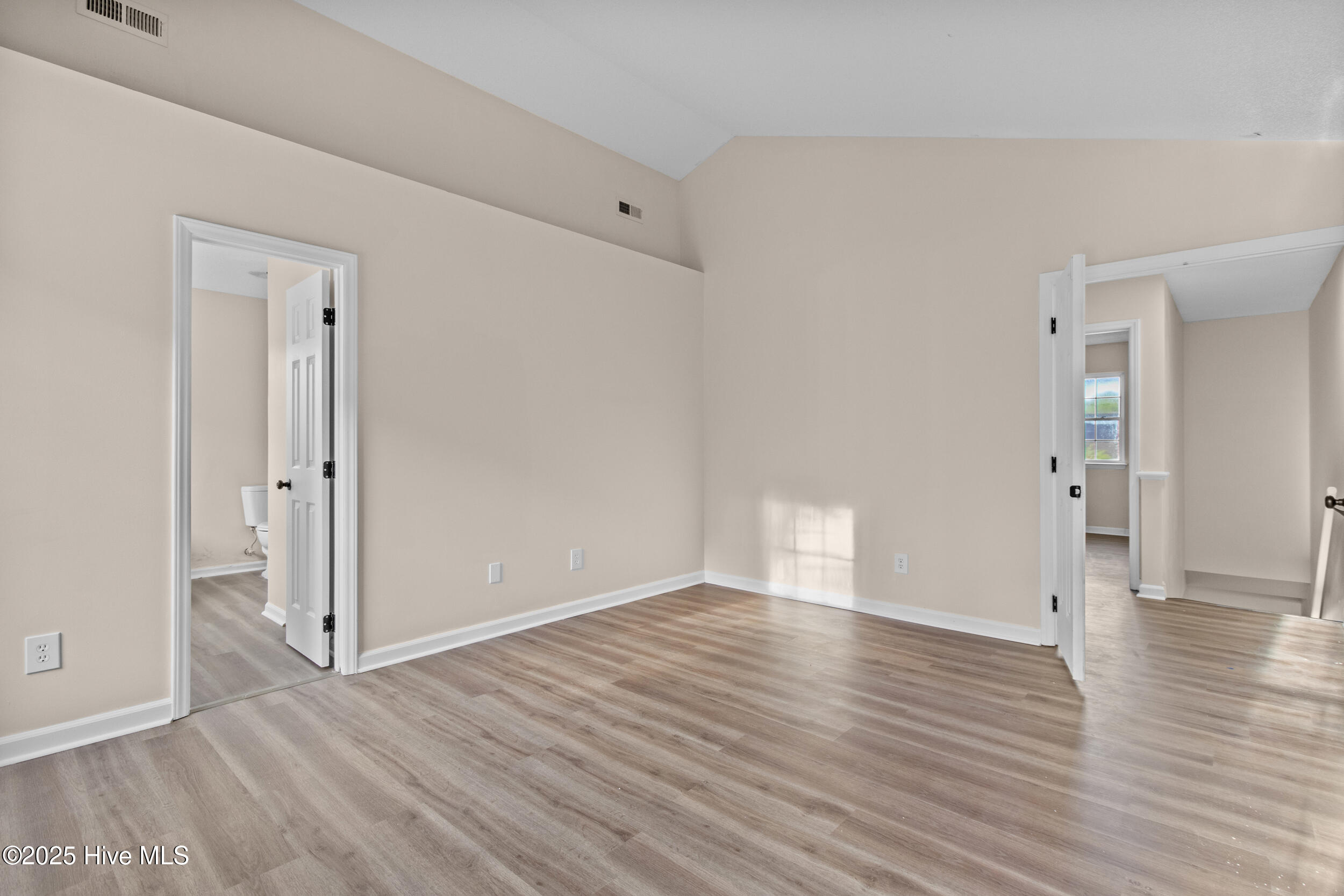 100561425 | Photo 26