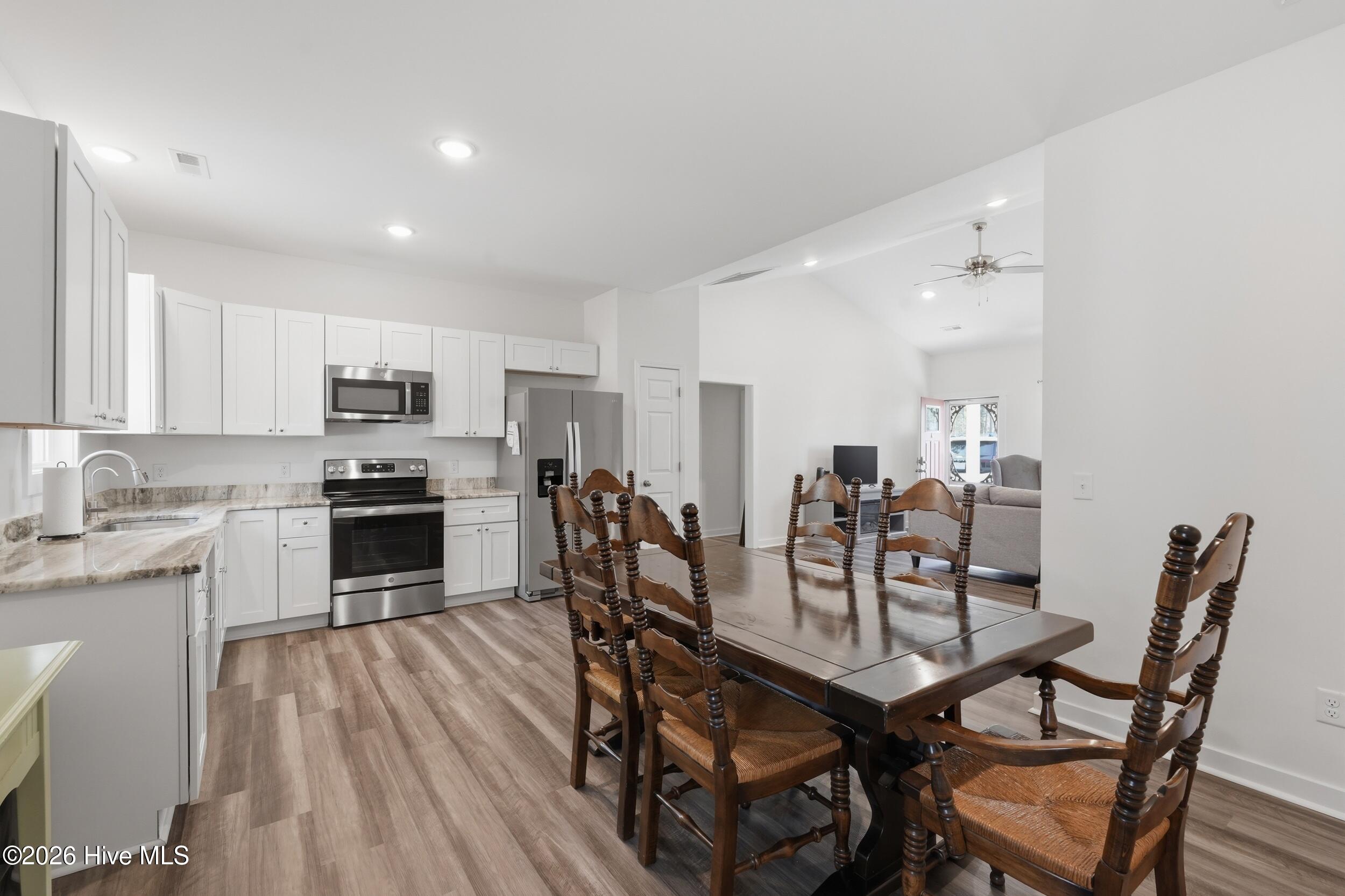 100560359 | Photo 13