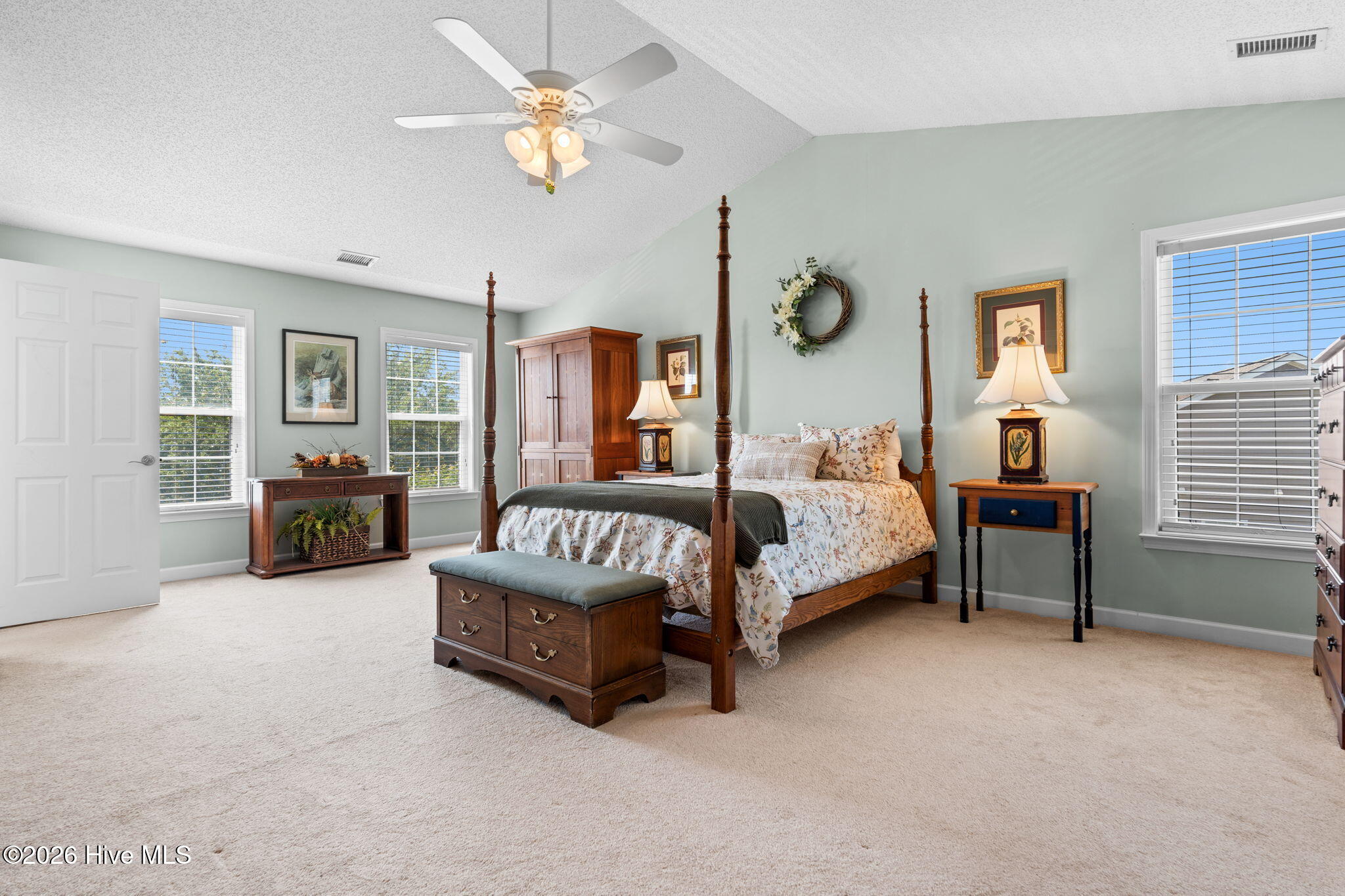 100570375 | Photo 26