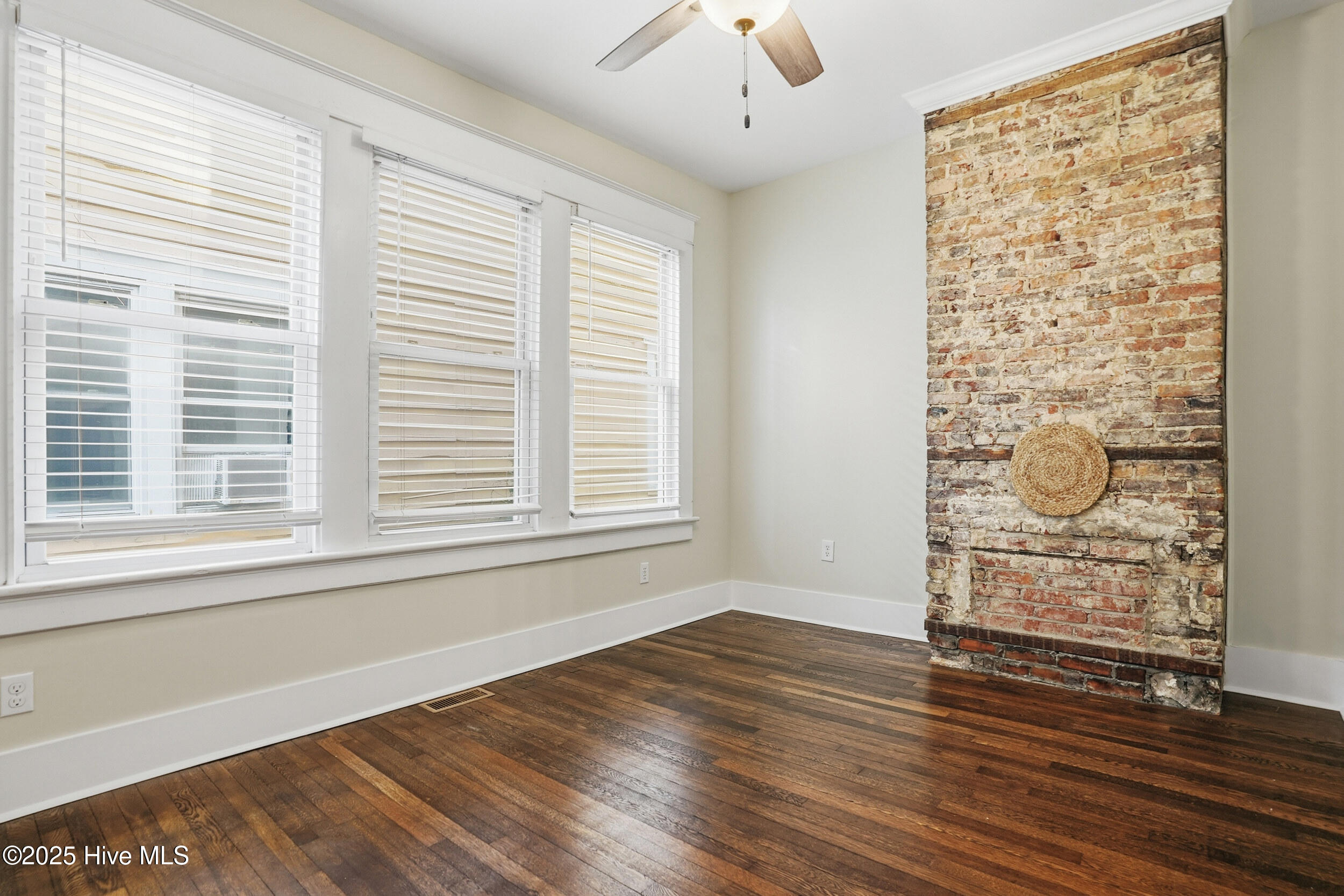 100542379 | Photo 24