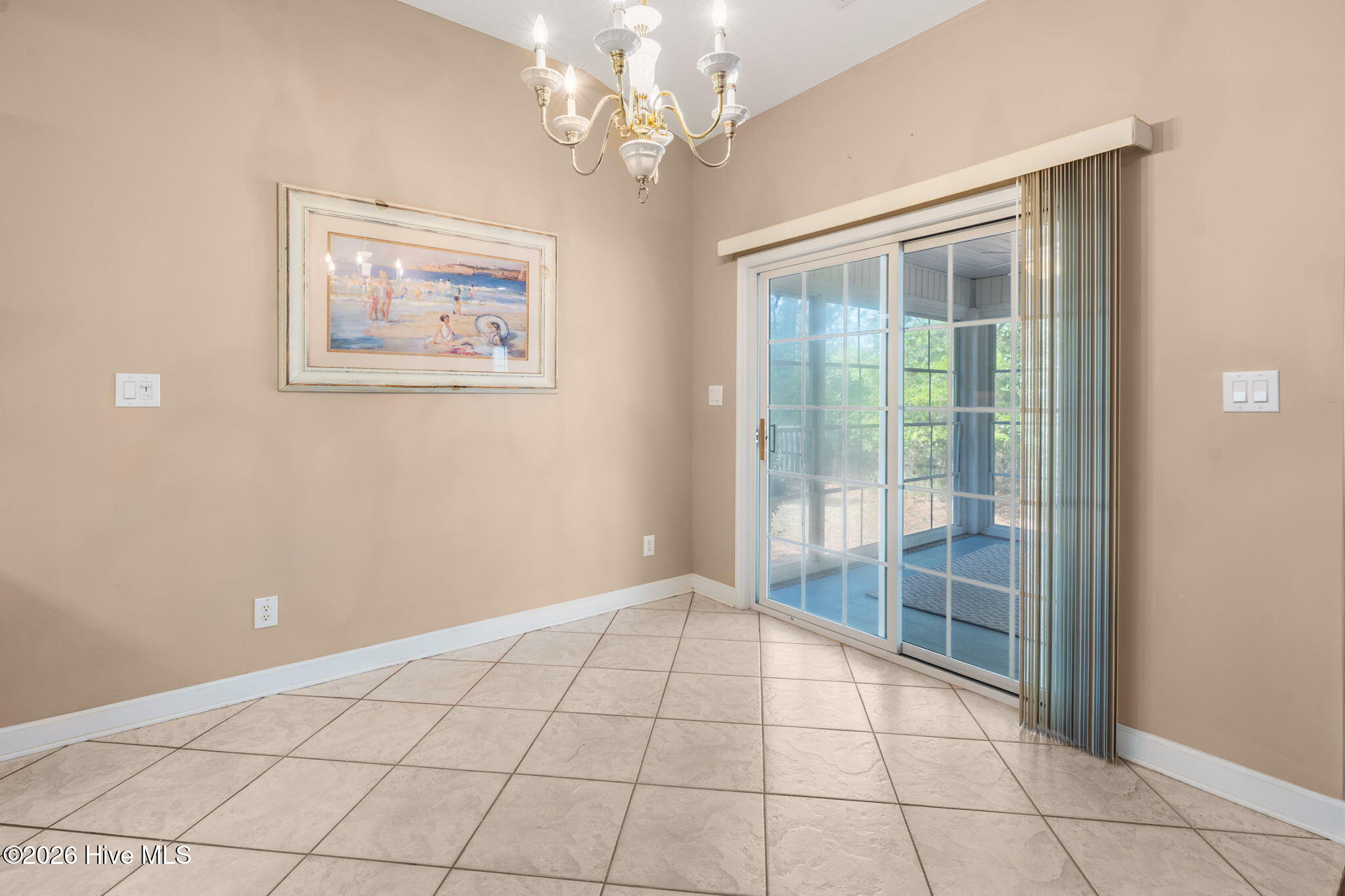 100567184 | Photo 16