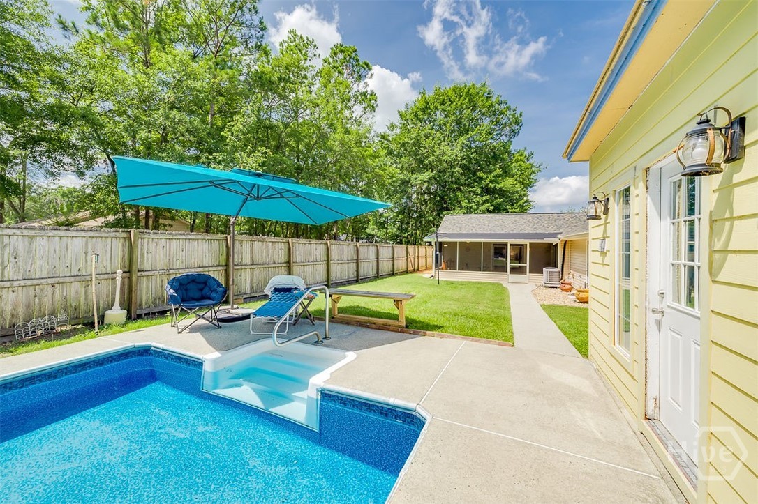 Getting thirsty or hungry after a long day of enjoying the pool? Then step into the pool house for all your needs