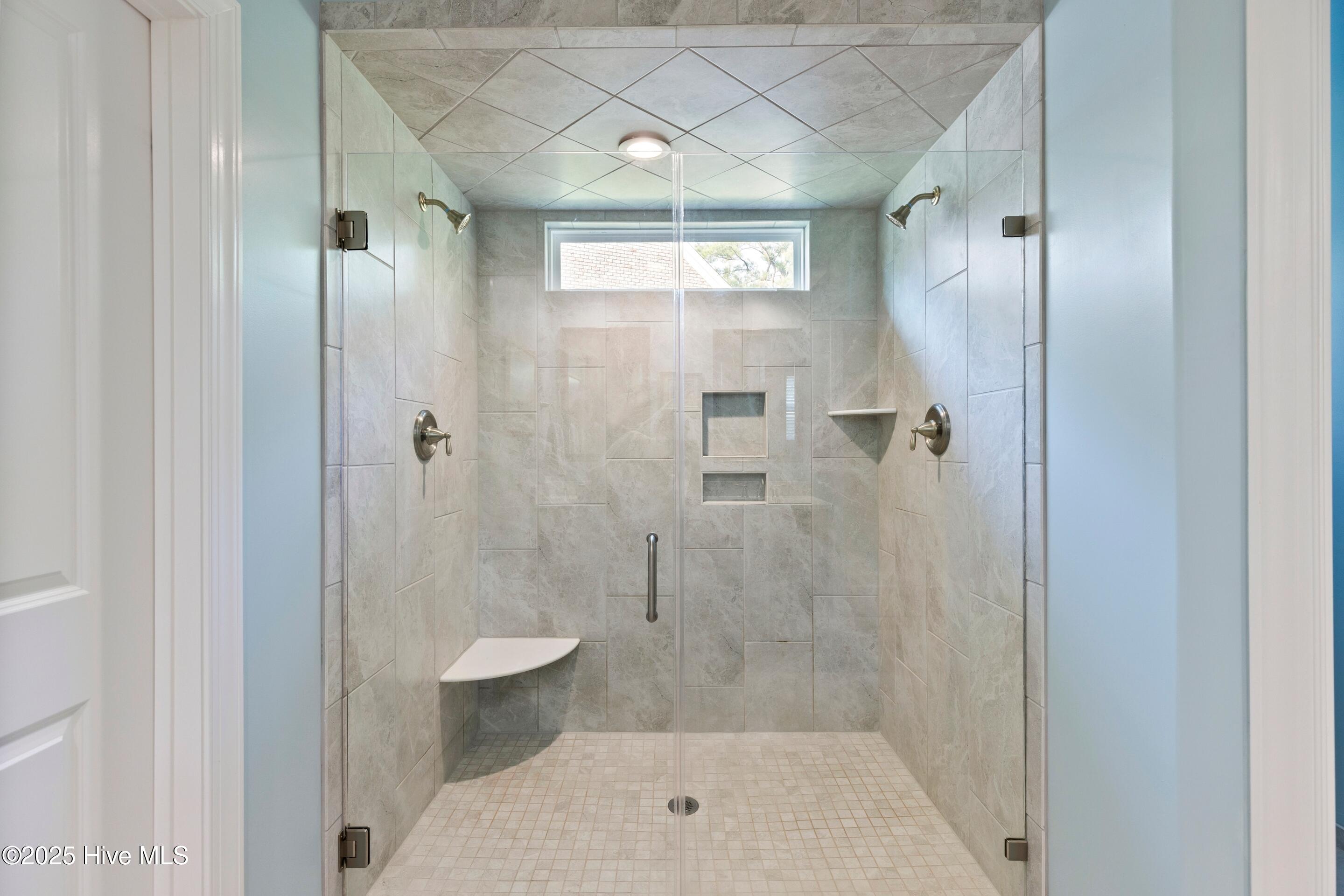 100558361 | Photo 33