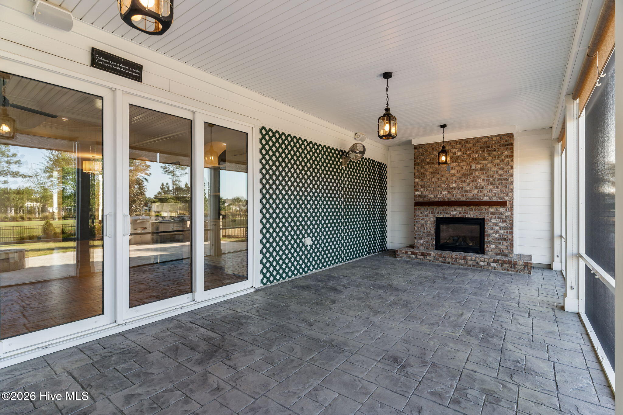 100566700 | Photo 35