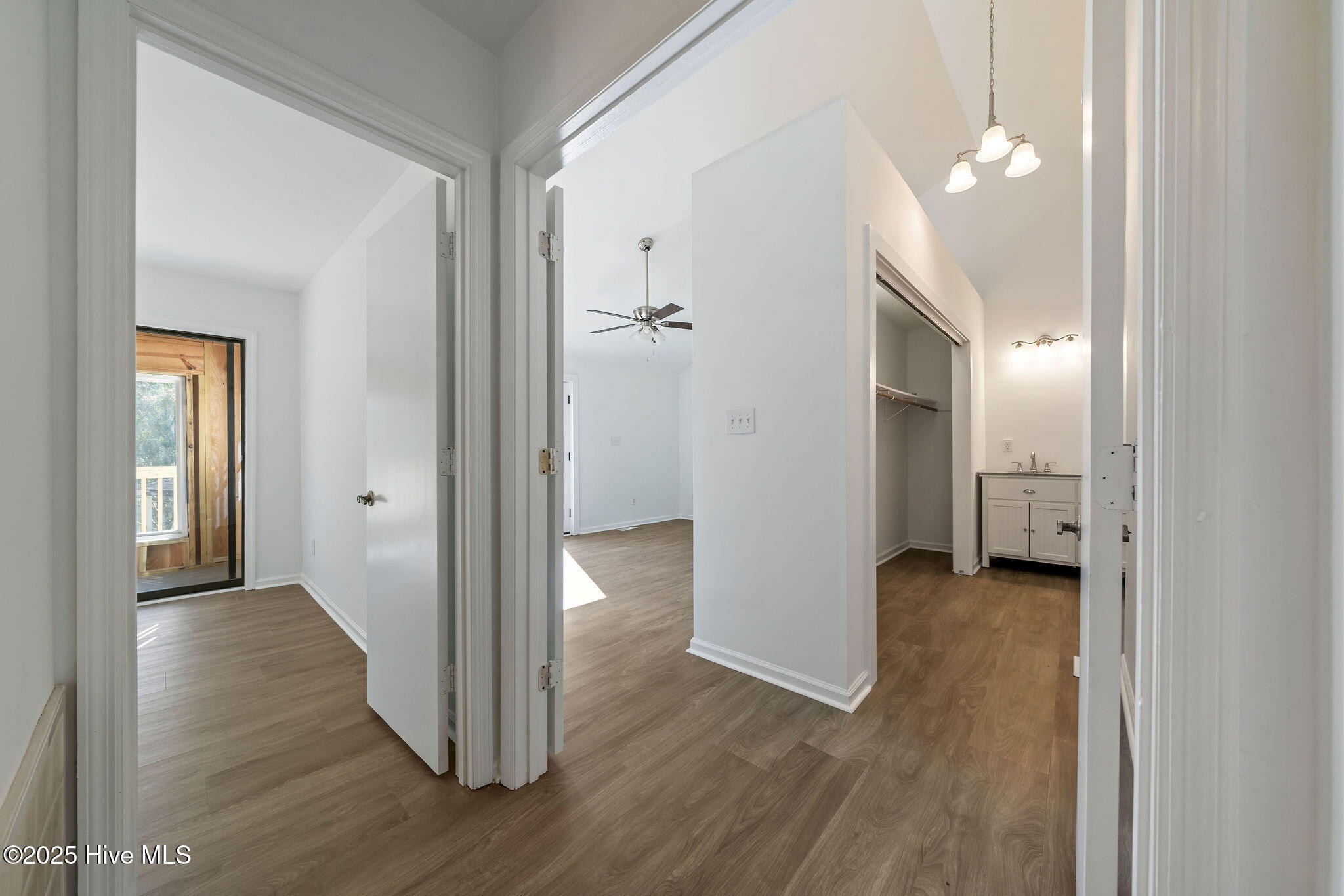 100522130 | Photo 28