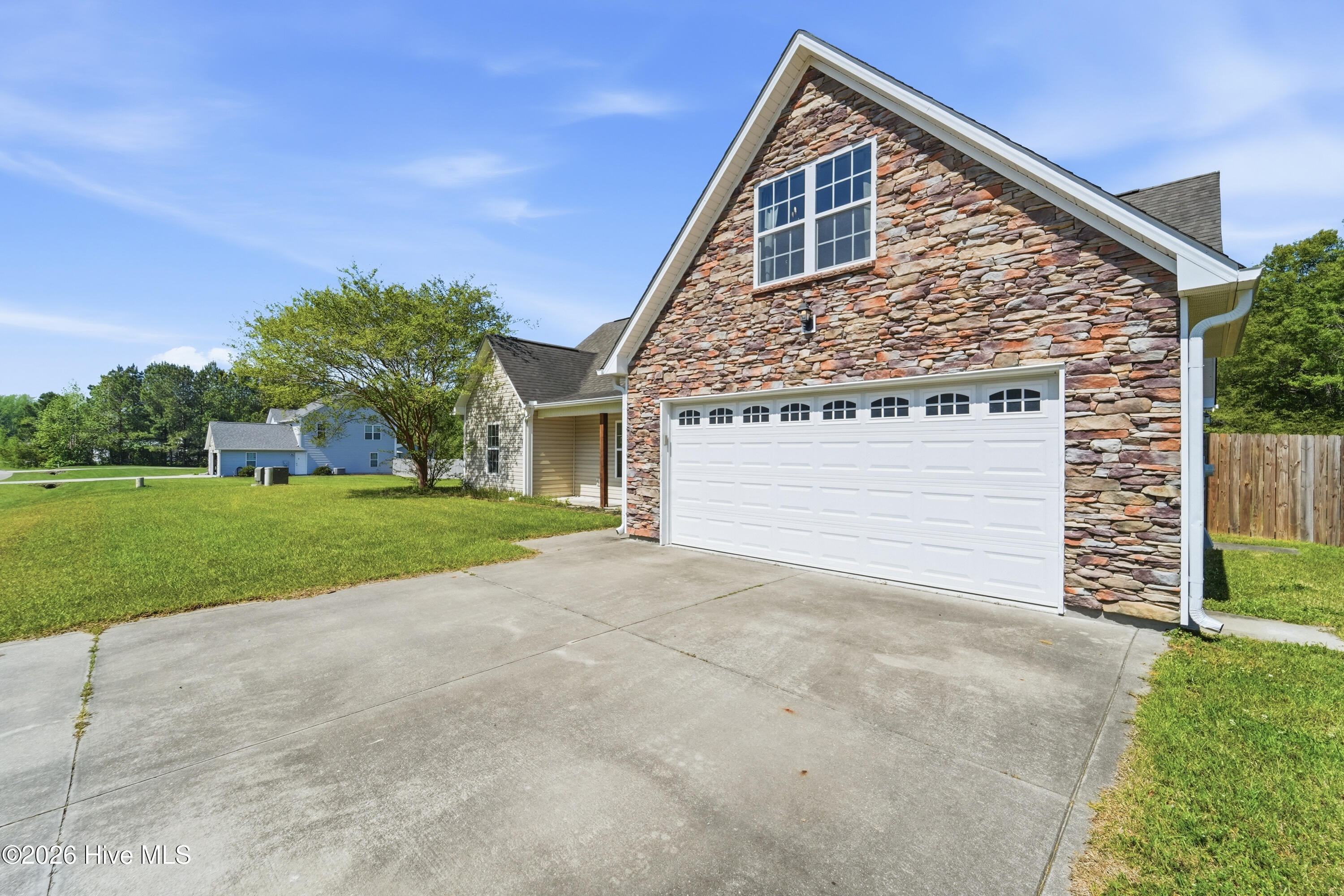 100568170 | Photo 45