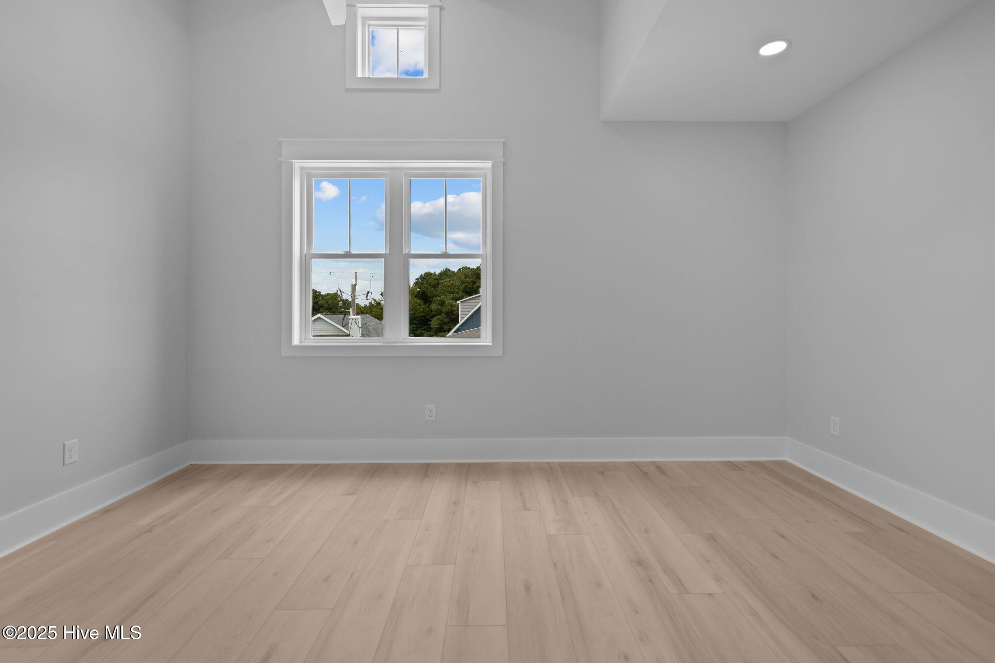 100537880 | Photo 76