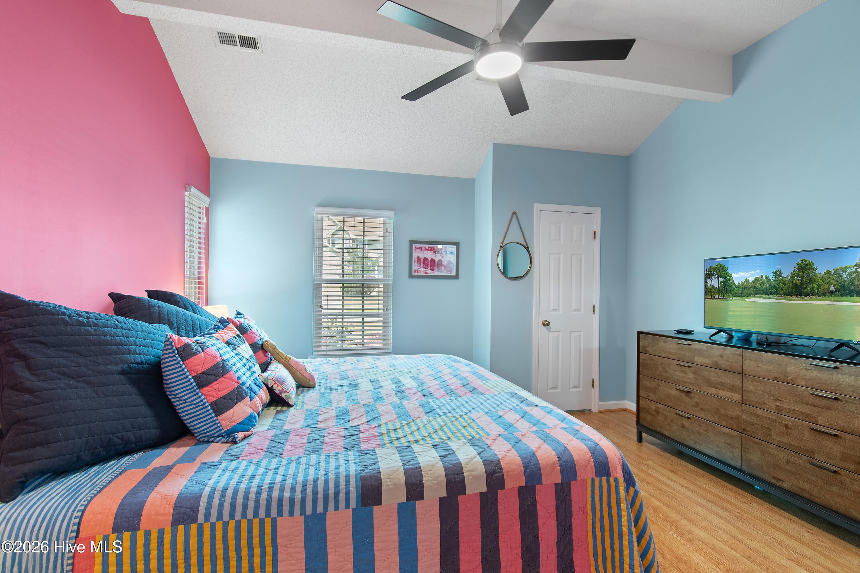 100570489 | Photo 35