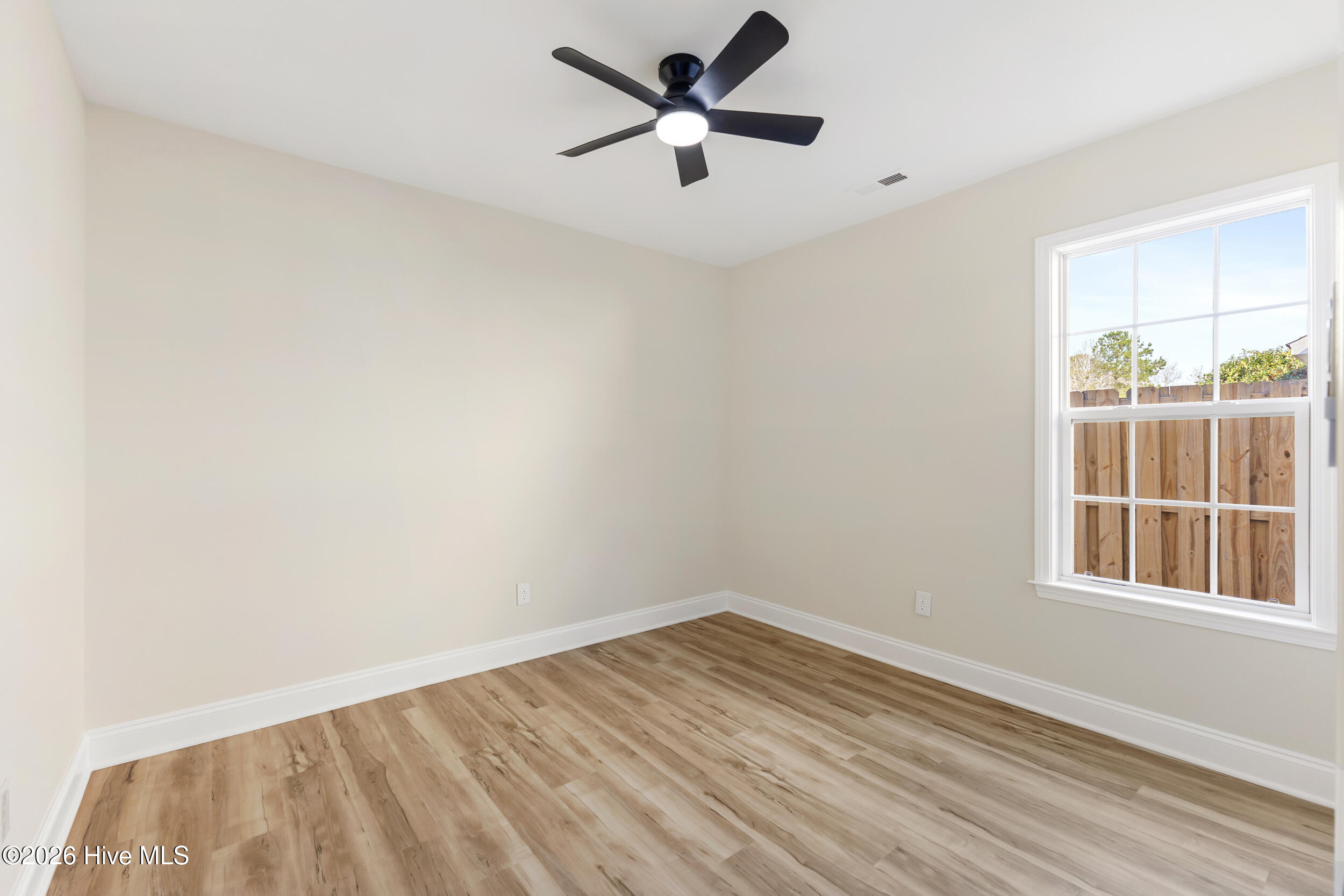 100559842 | Photo 26