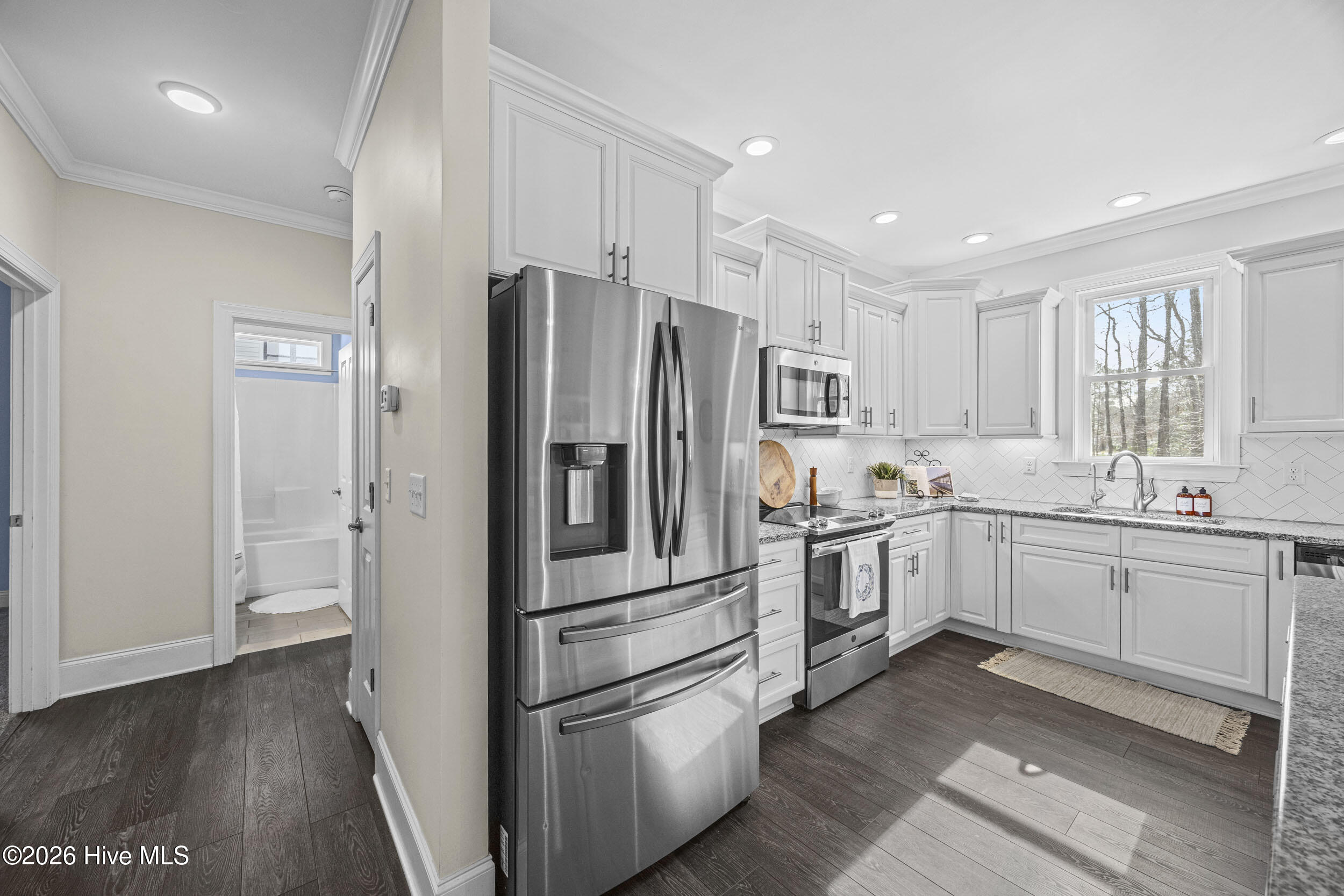 100550932 | Photo 21