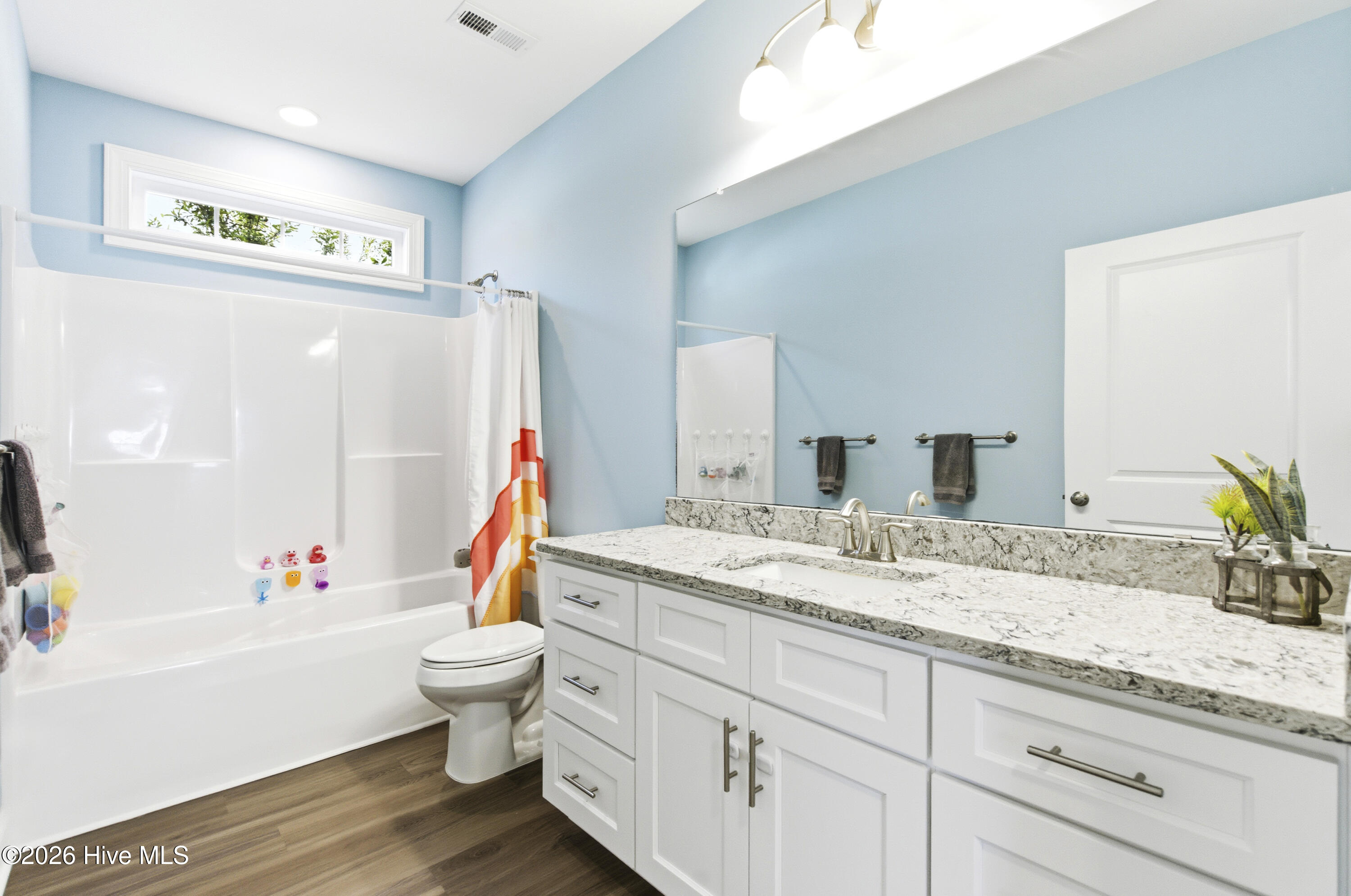 100568018 | Photo 43