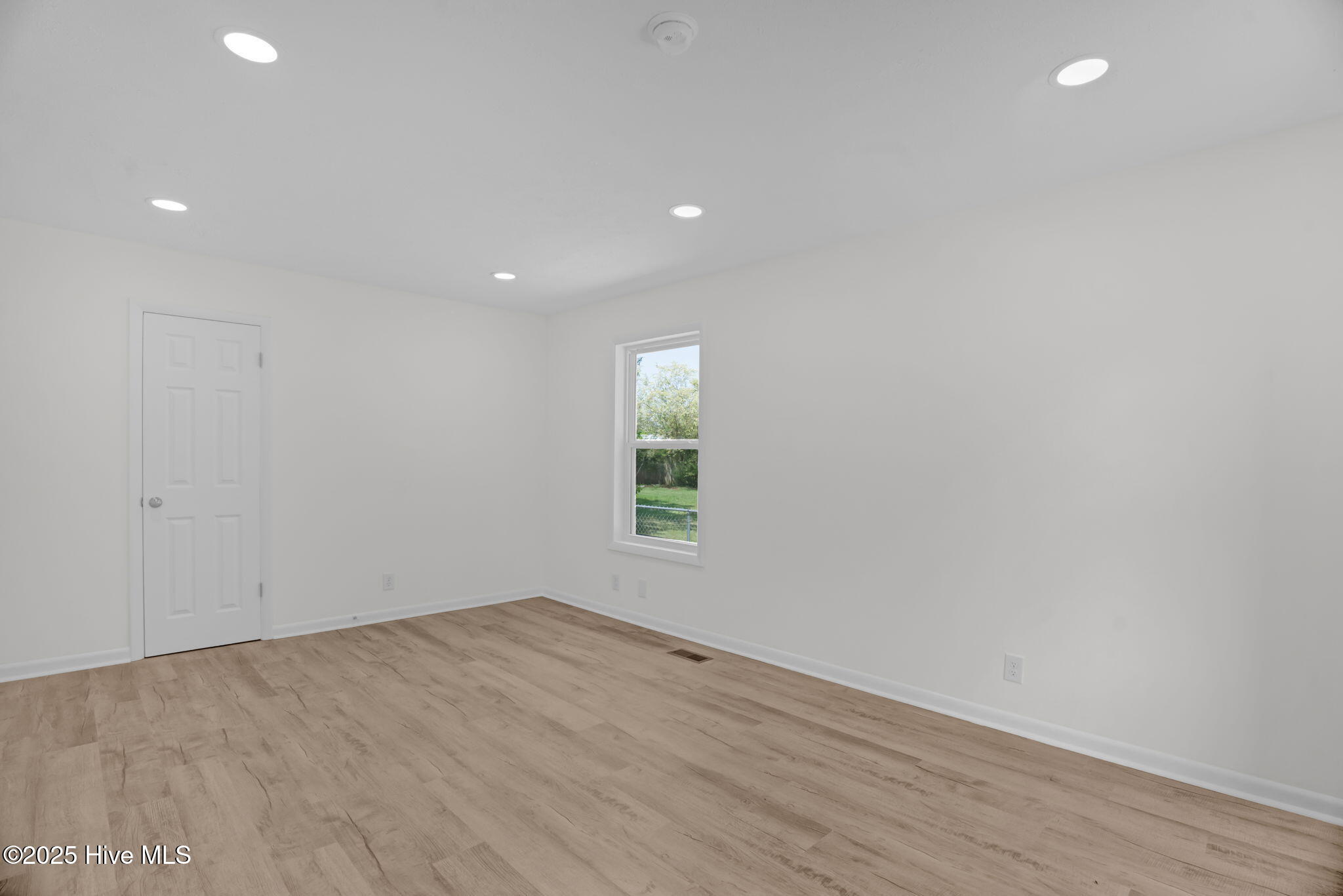 5-web-or-mls-811 Crawford St-5