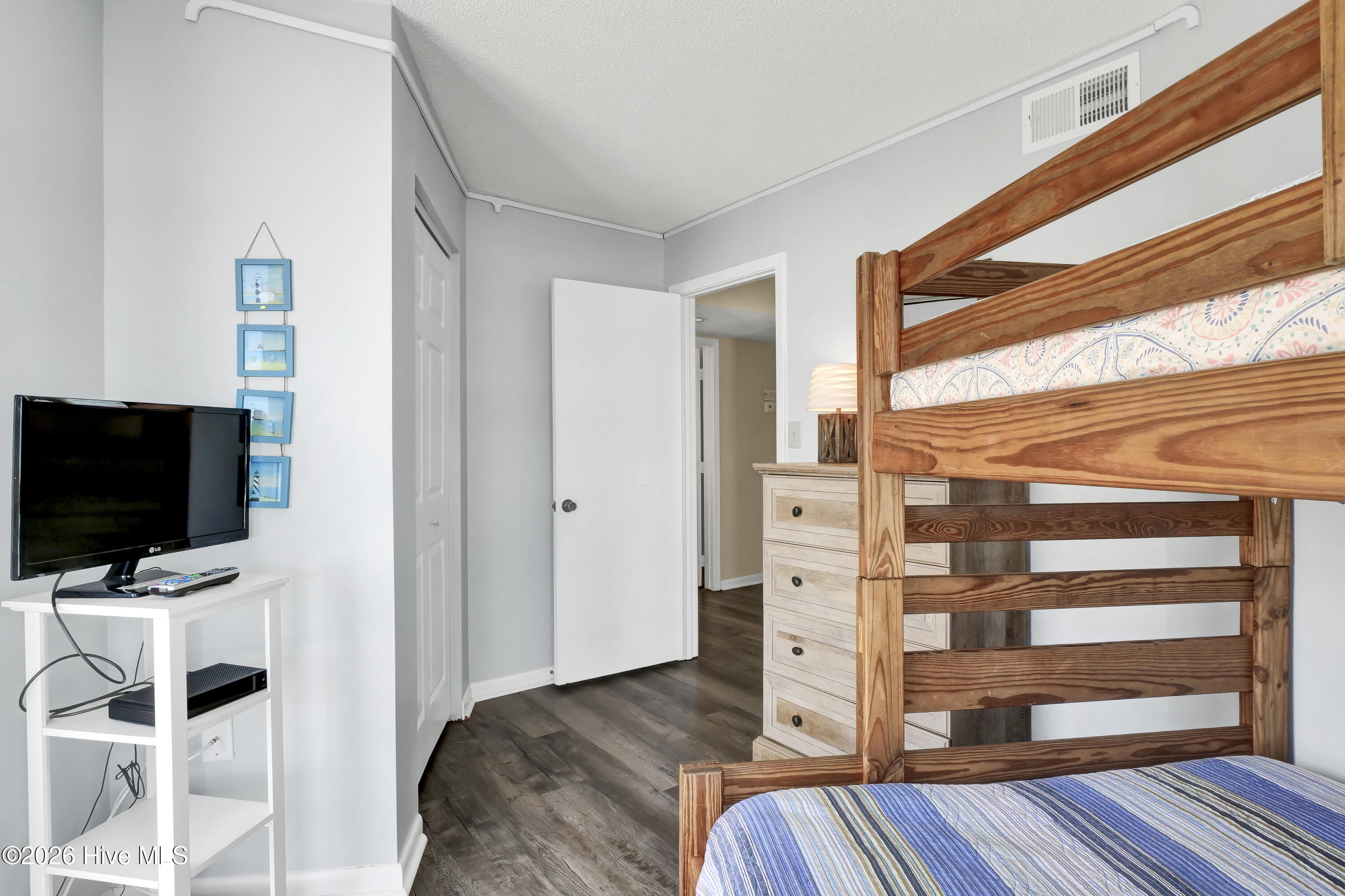 100550859 | Photo 25