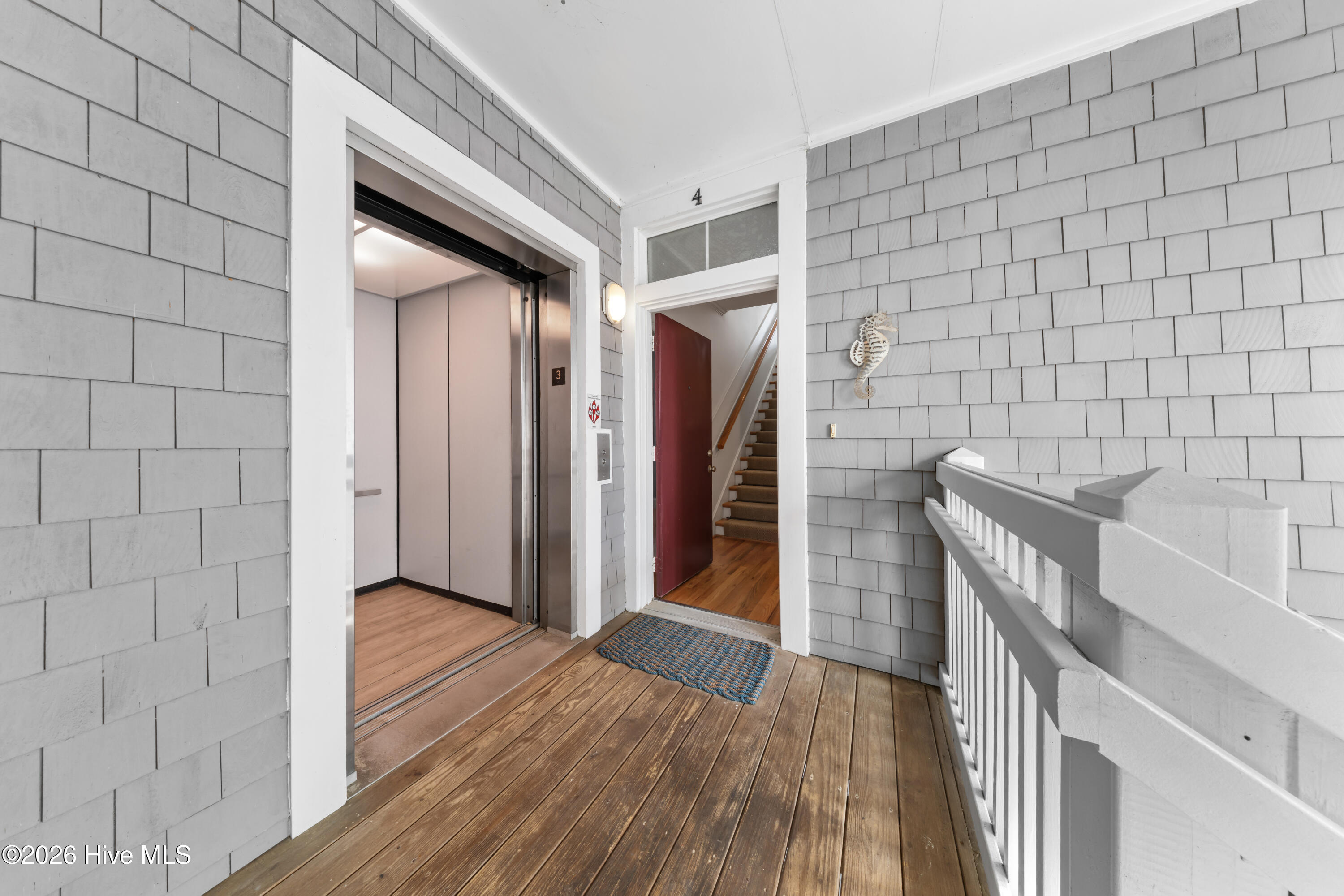 100548225 | Photo 41