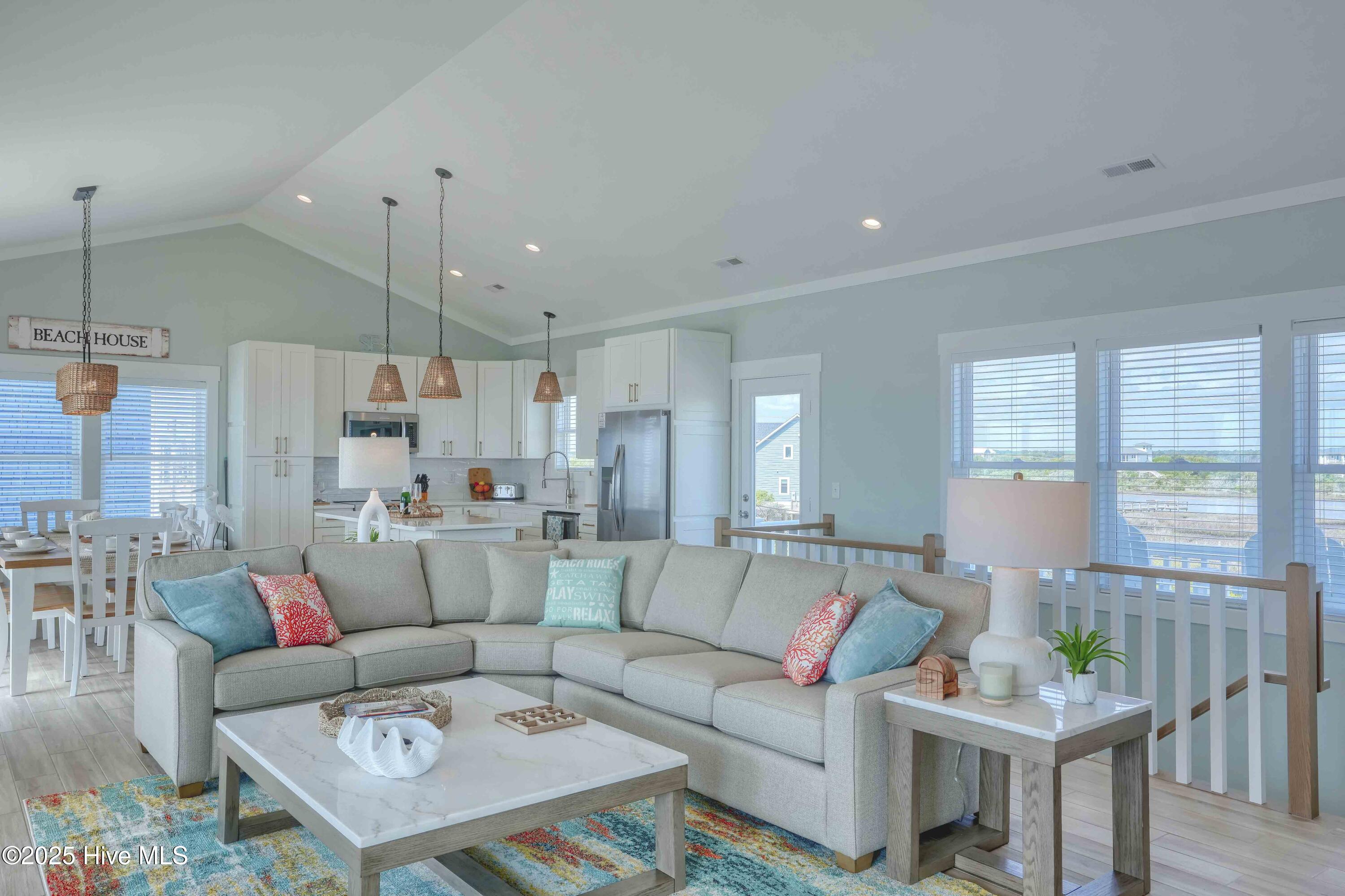 100522890 | Photo 35