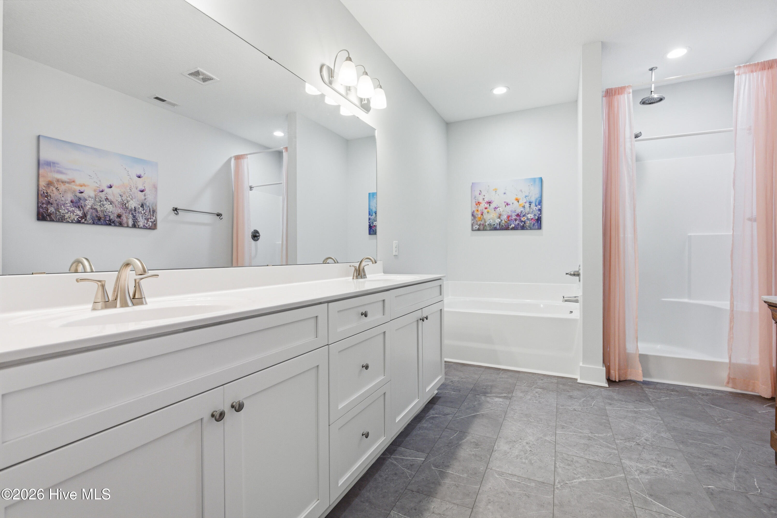 100563821 | Photo 30