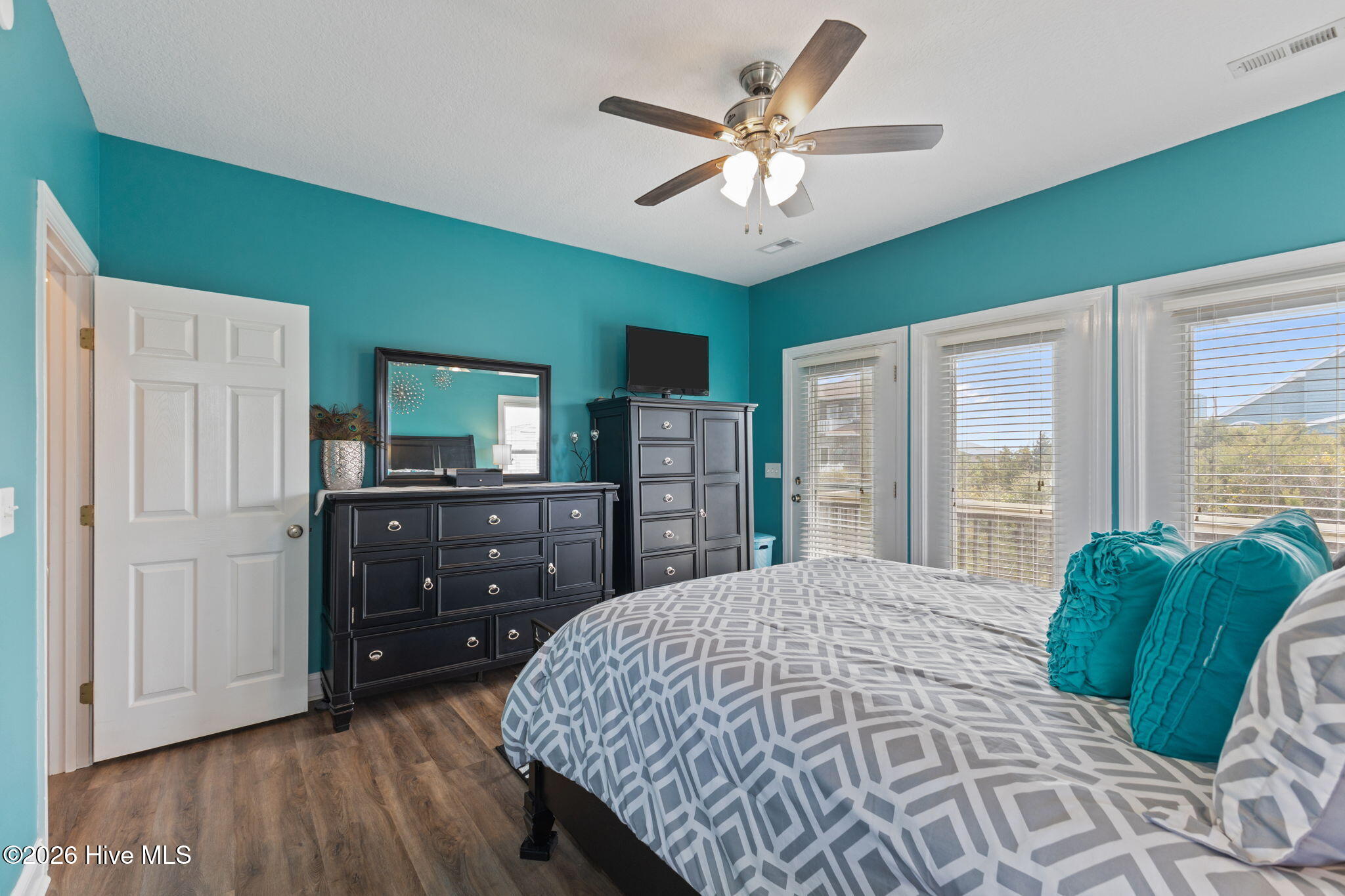 100563180 | Photo 27