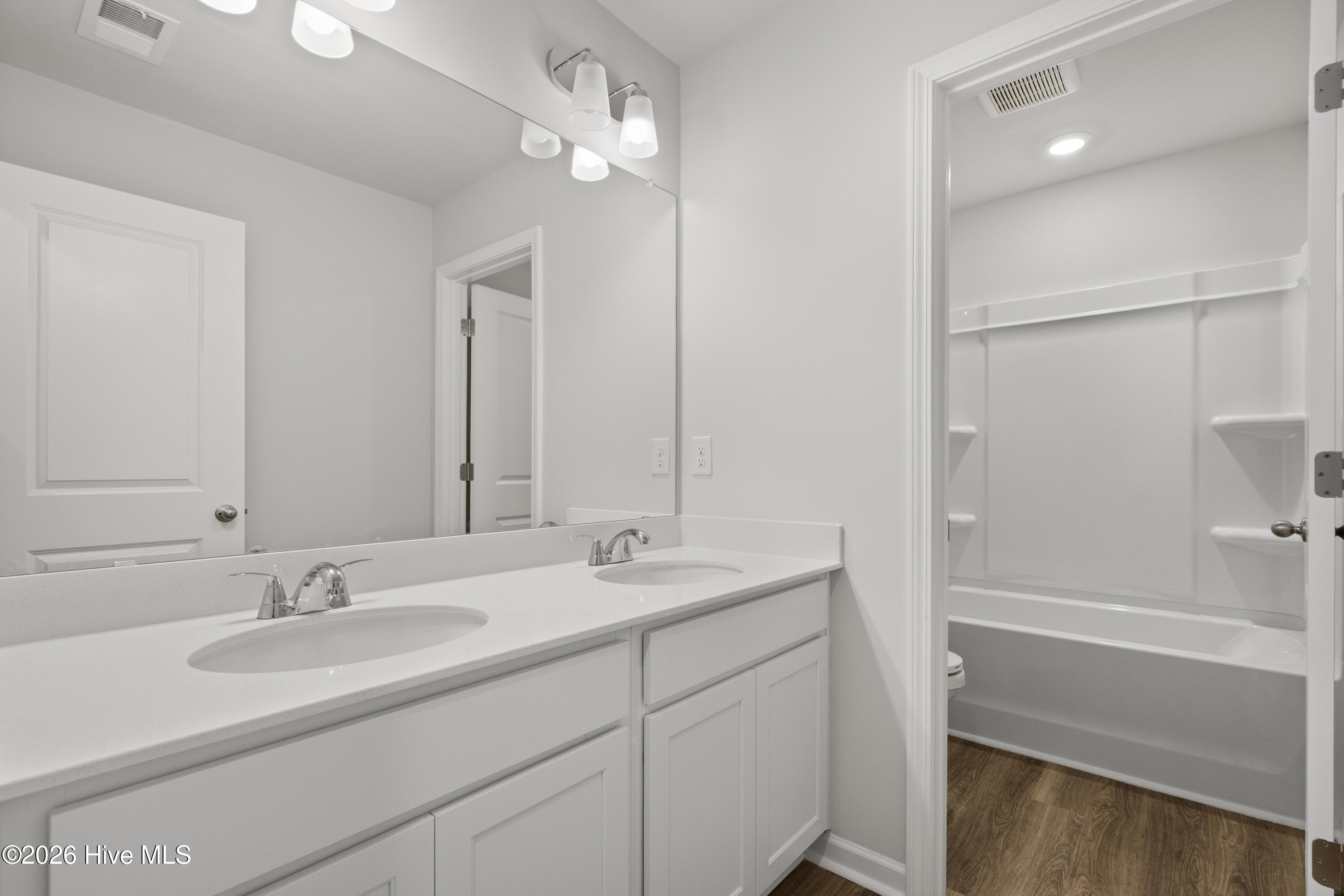 100554673 | Photo 32