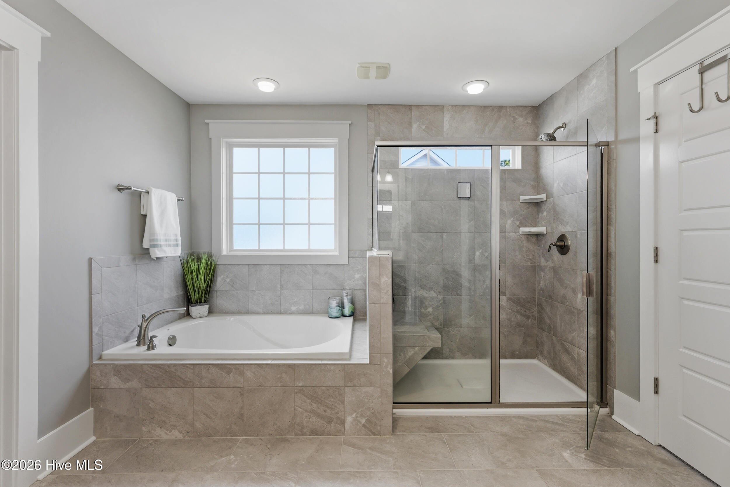 100561471 | Photo 34