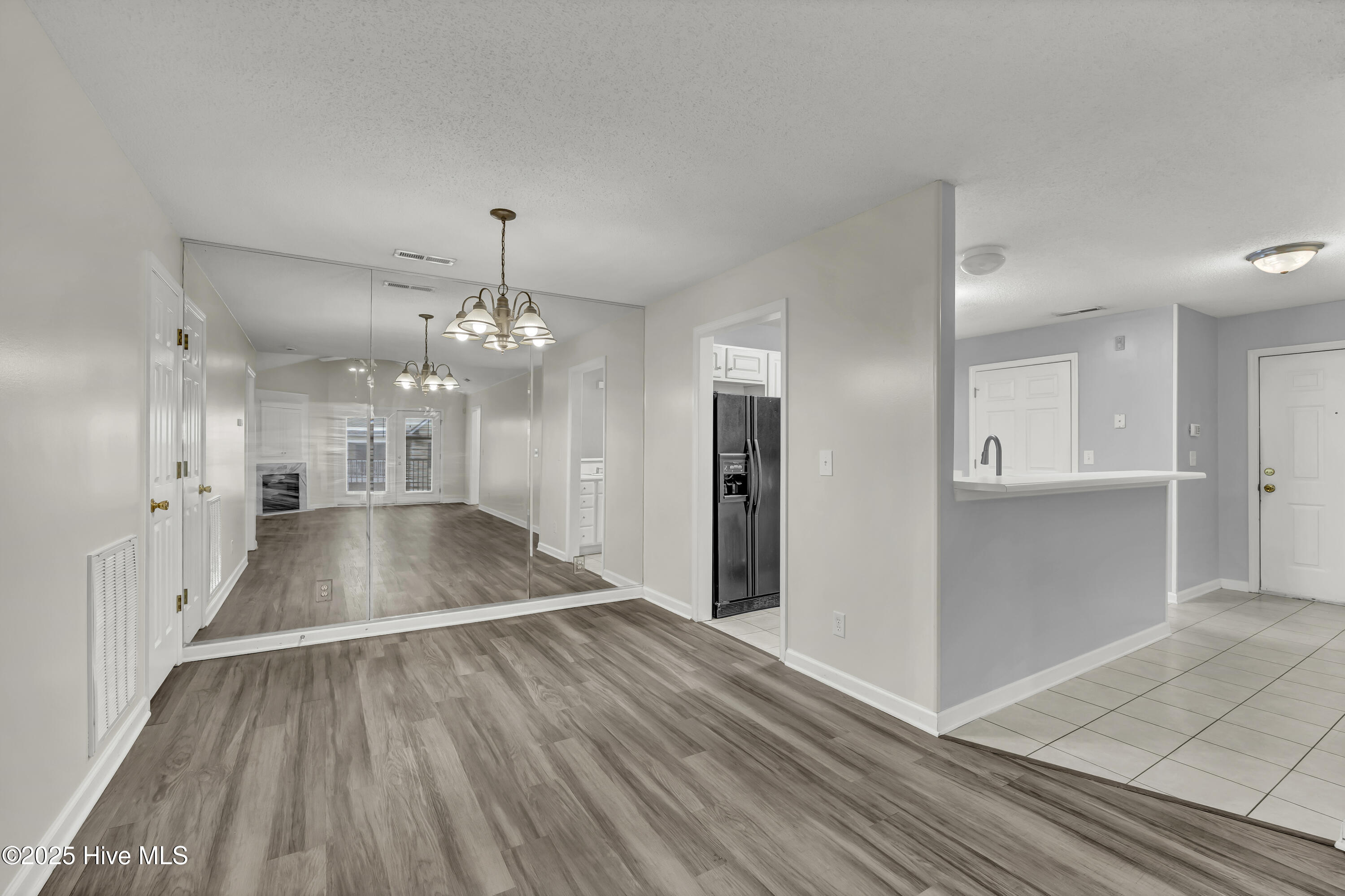 100533943 | Photo 11