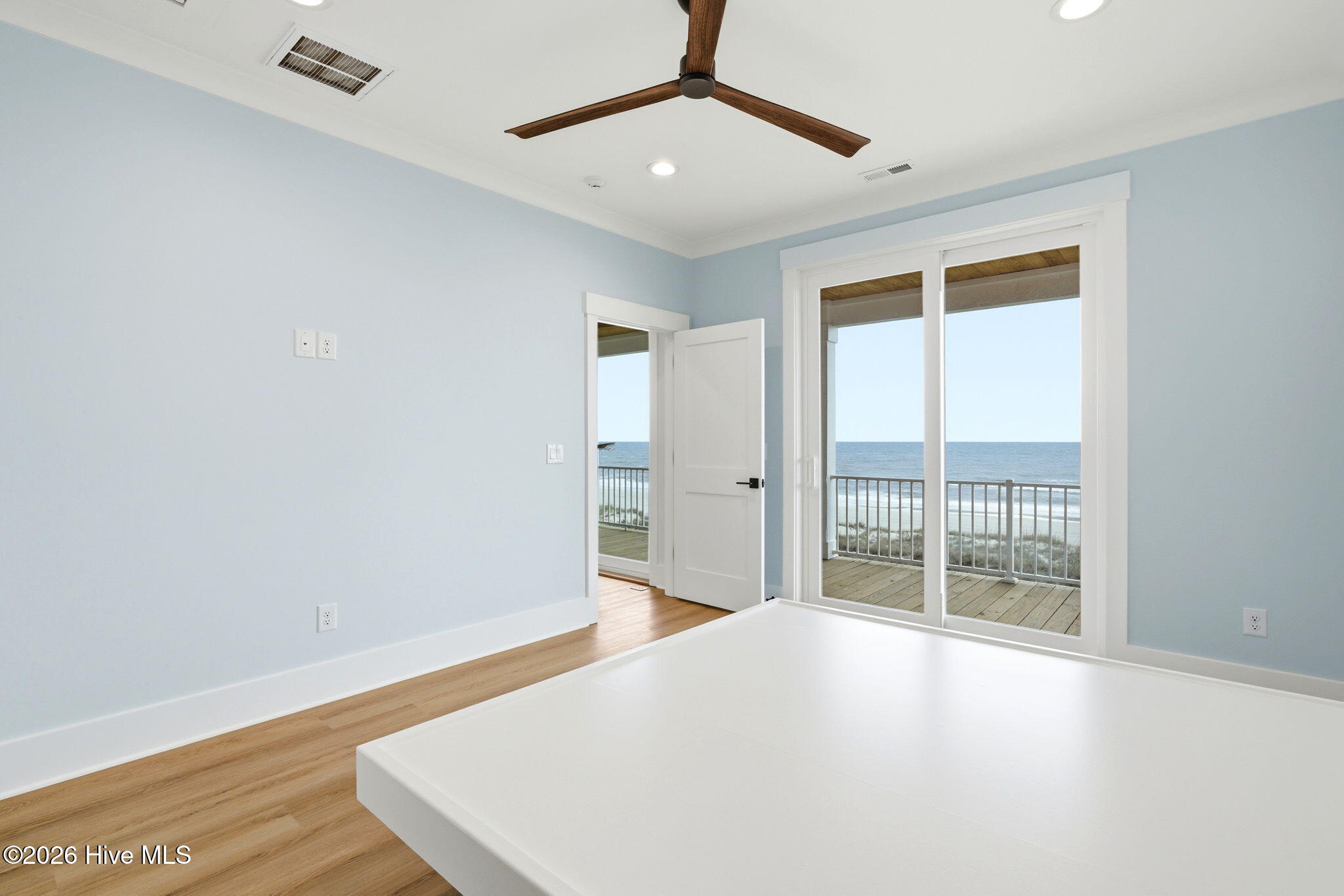 100564673 | Photo 49