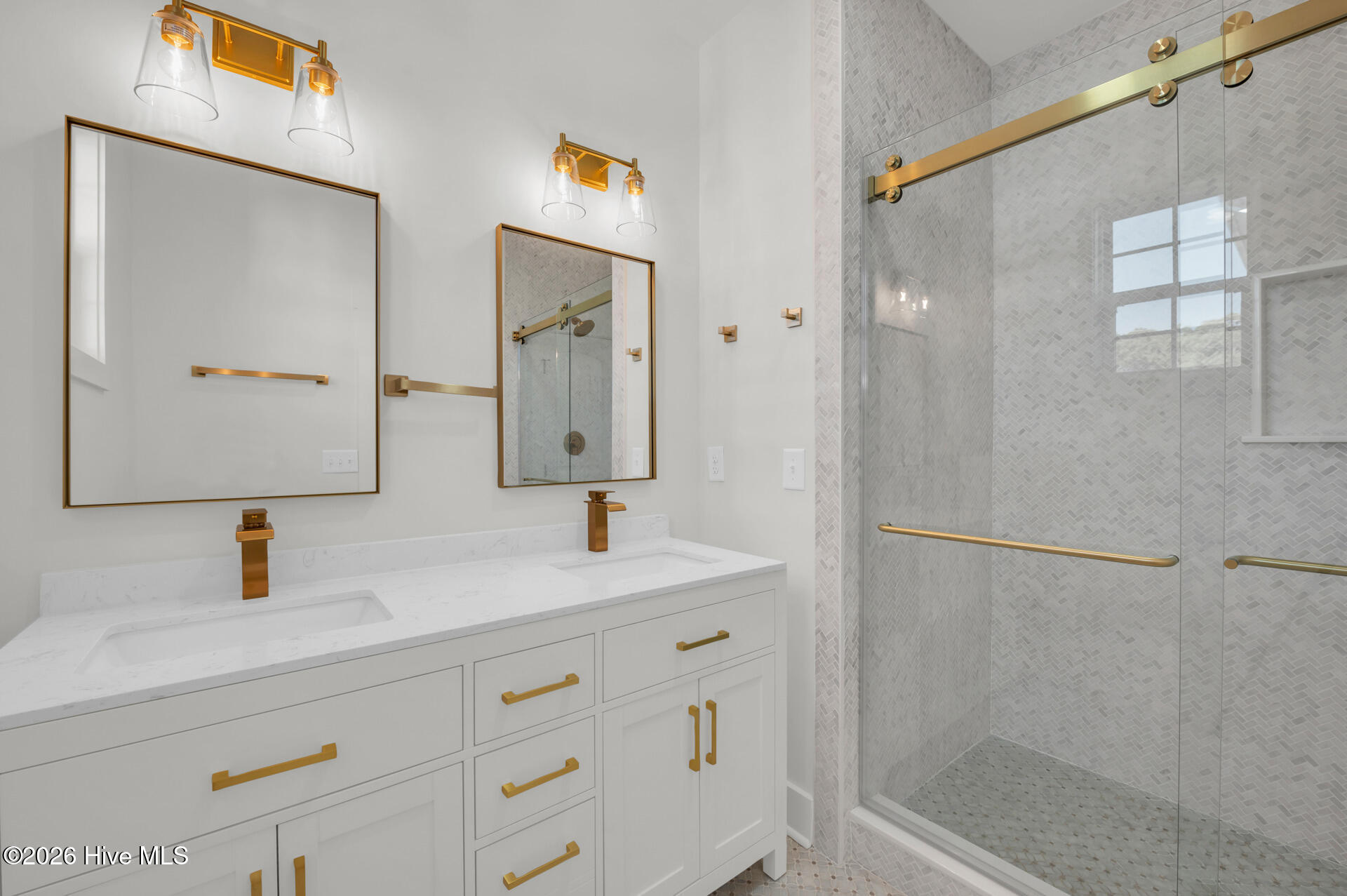 100547722 | Photo 16