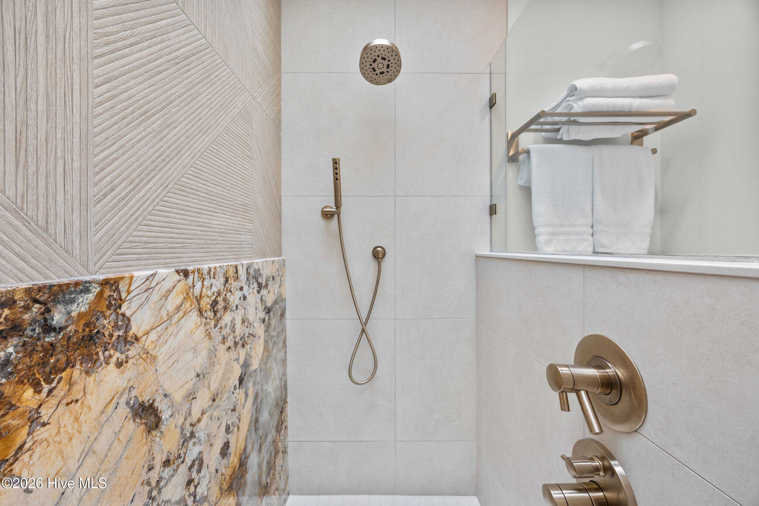 100537056 | Photo 32