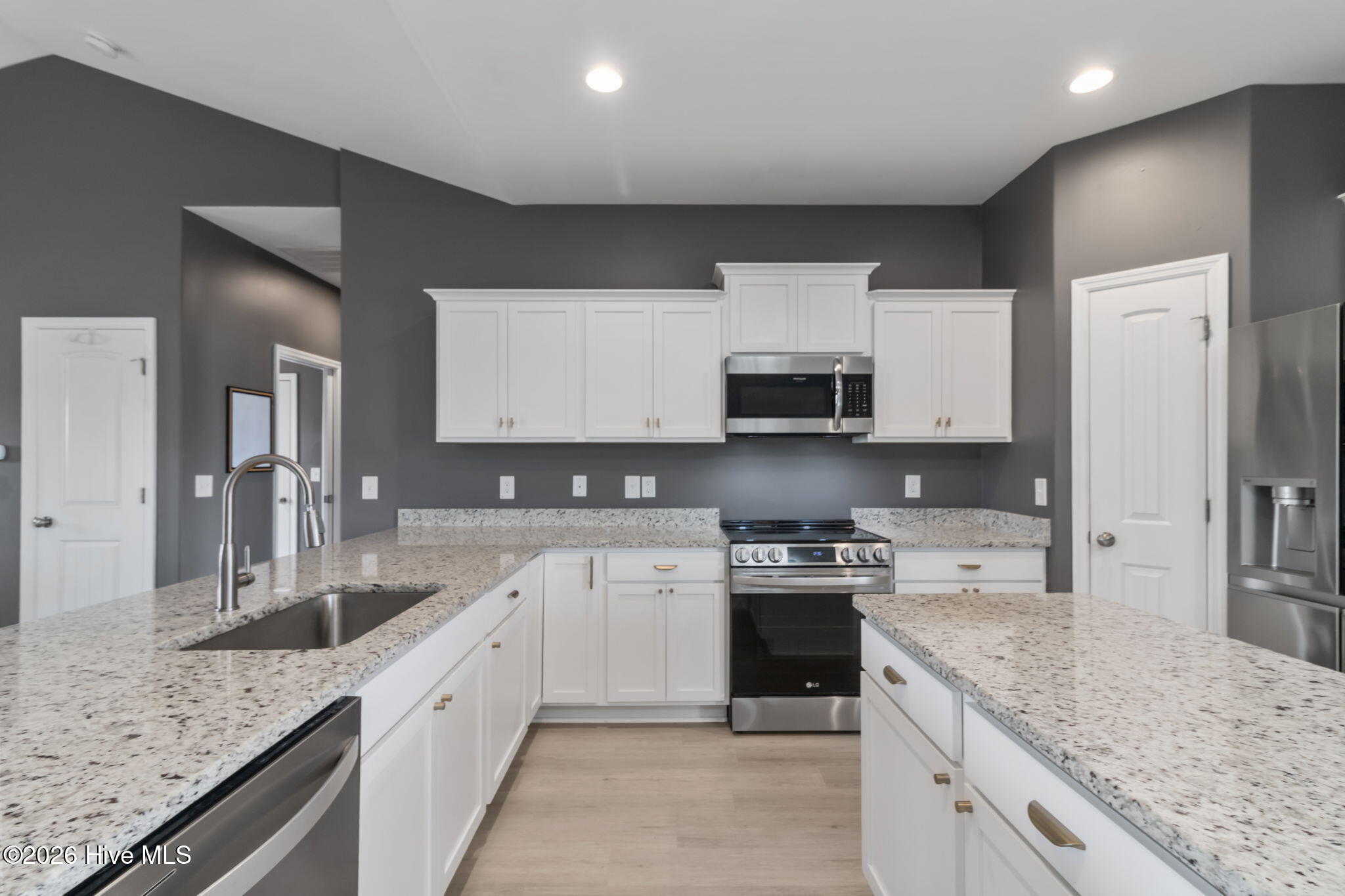 100560163 | Photo 14