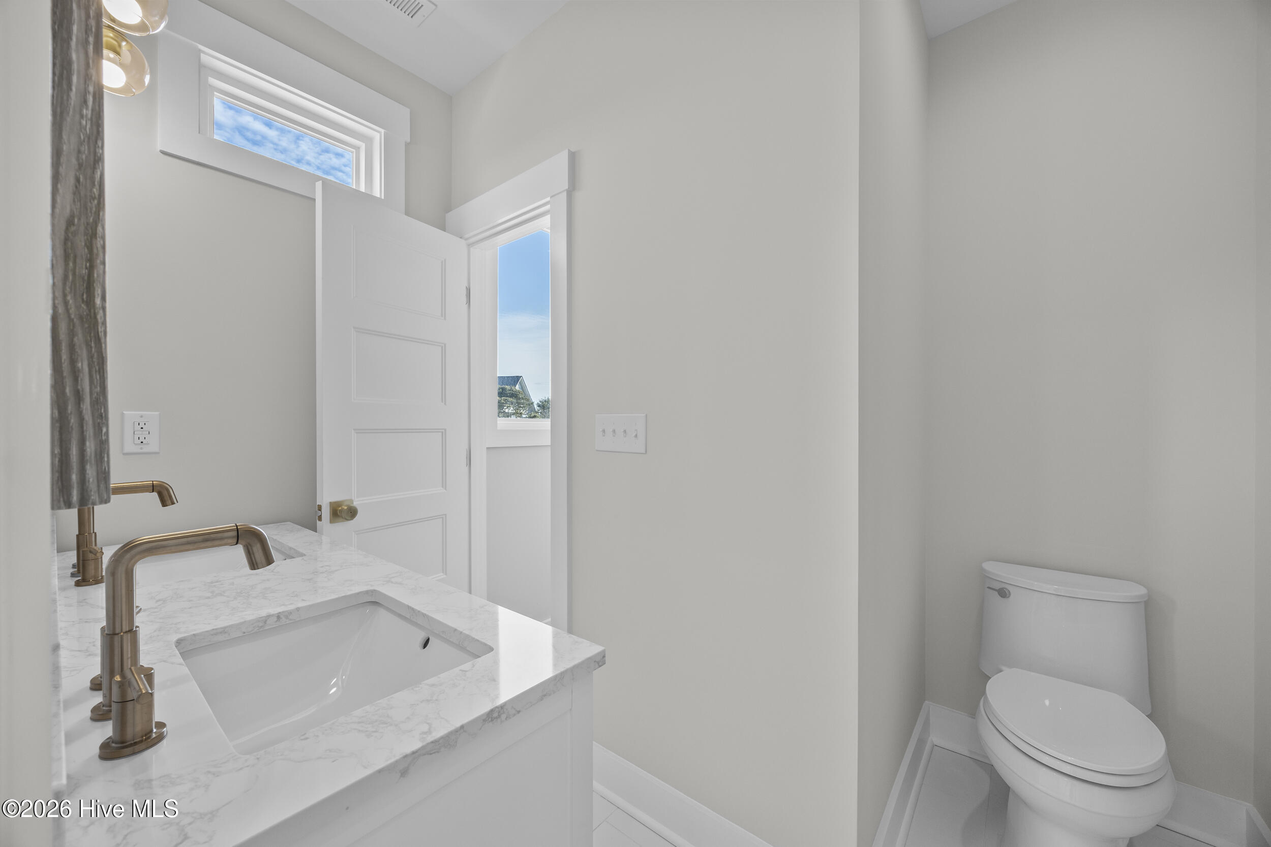 100543064 | Photo 49