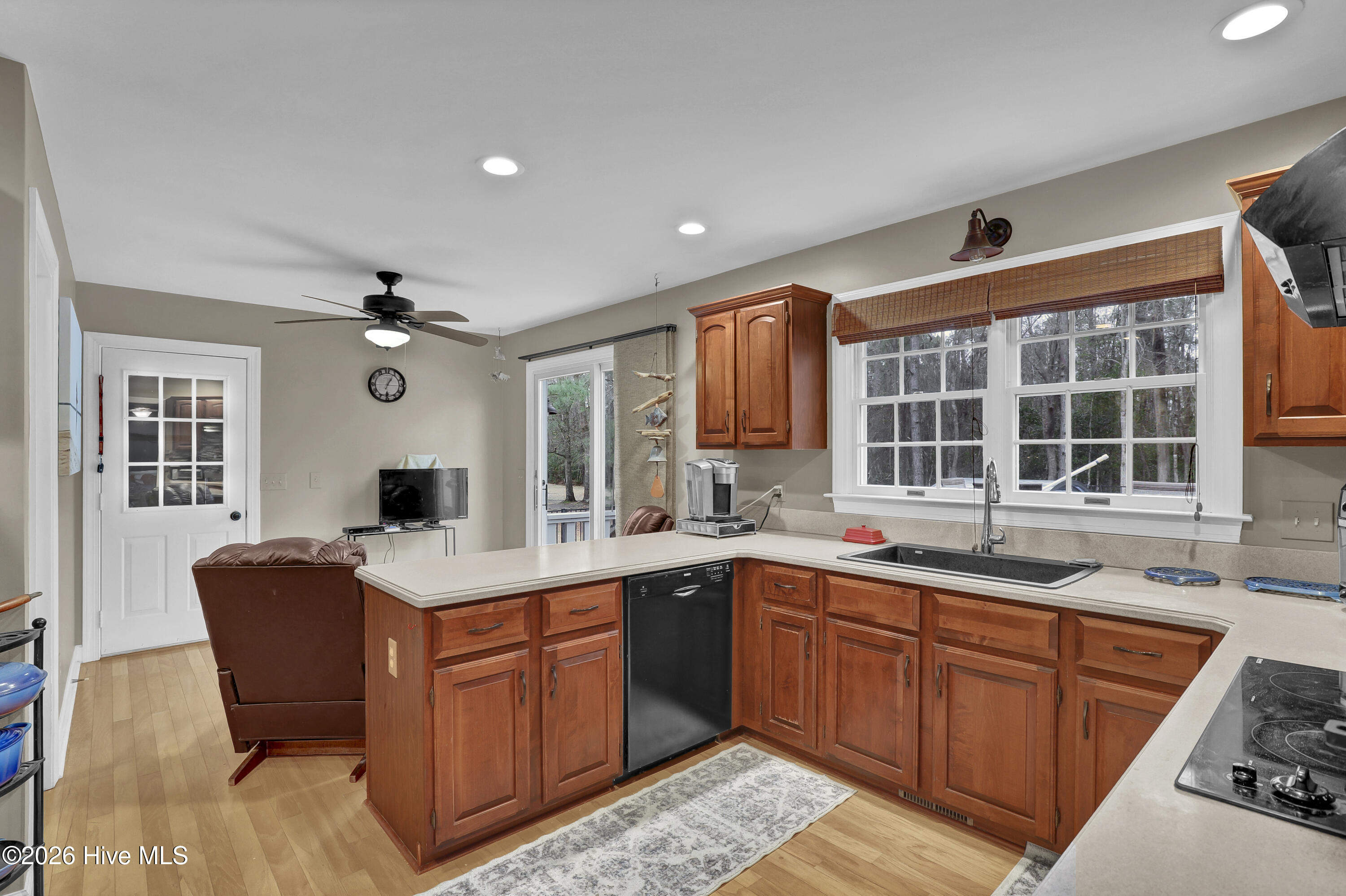 100555270 | Photo 11