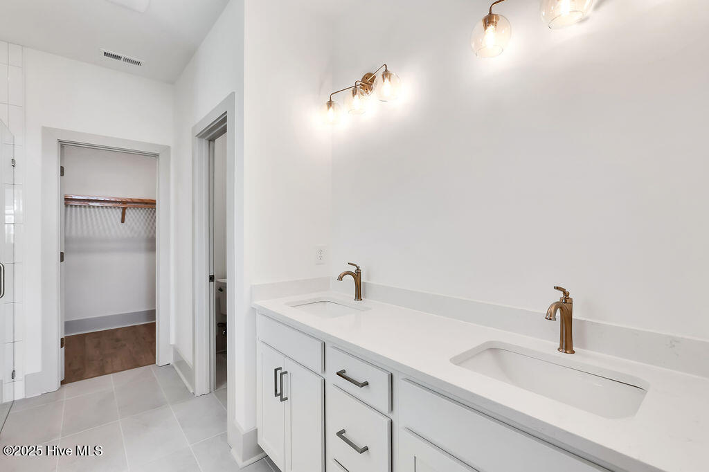 100446979 | Photo 13